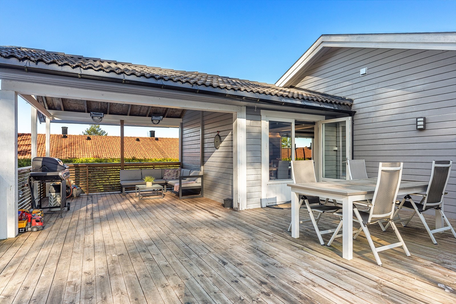 Fra spisestue er det doble dører som fører ut til terrassen Galleribilde