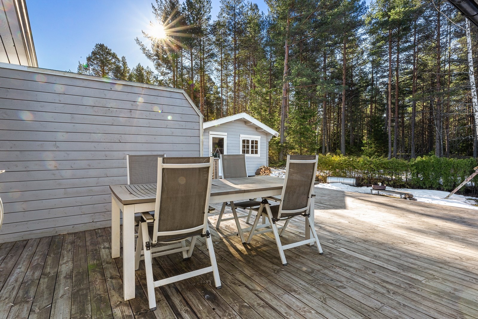 Skjermet og privat terrasse og hage Galleribilde