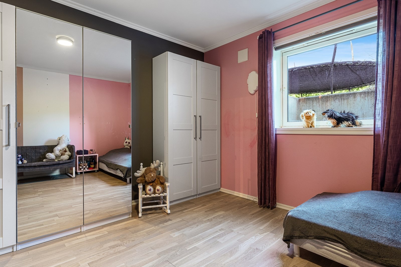 Felles for samtlige soverom er at de har god plass til å innredes med seng, nattbord og garderobeinnredning Galleribilde