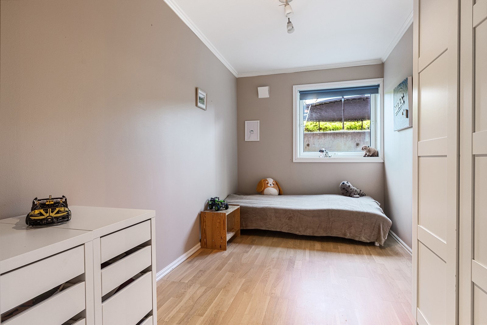 Soverommene har stort vindu ut mot lysgrav Galleribilde