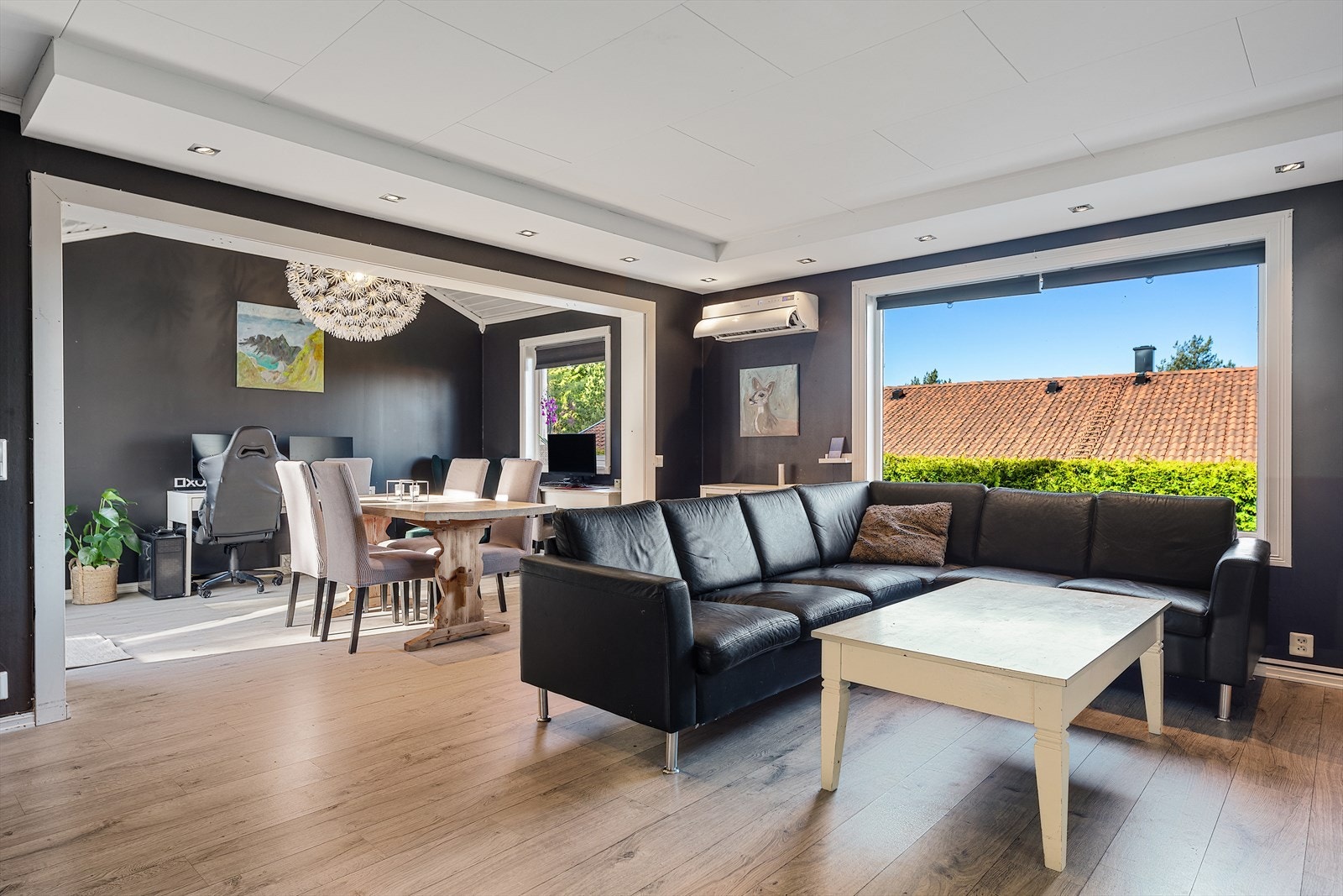 Stuen har en god utforming som deler rommet naturlig inn i en spisestueavdeling og en sofaavdeling Galleribilde