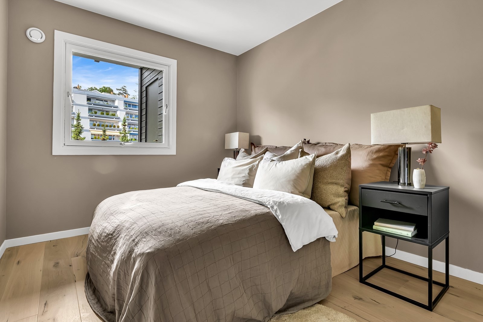 Boligens hovedsoverom har en svært romslig utforming og byr på gode møbleringsmuligheter. Galleribilde