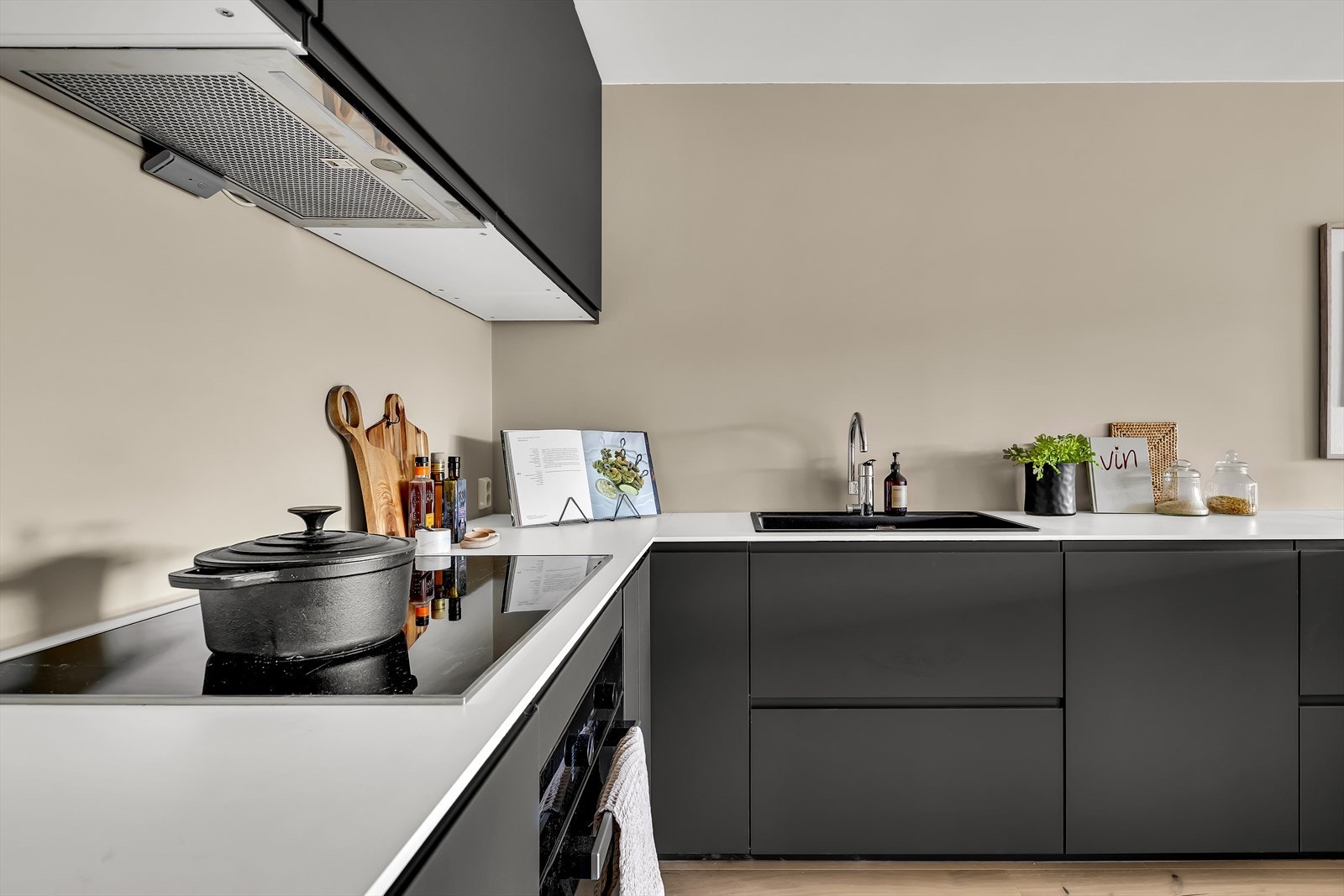 Kjøkkenet er helt nytt og har integrerte hvitevarer. Galleribilde