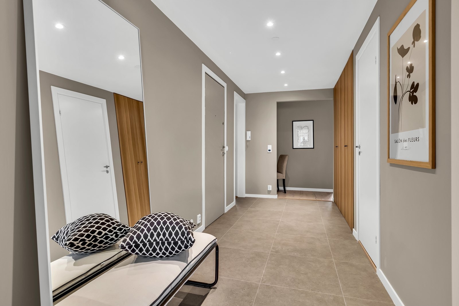 Flislagt entré/gang med garderobe. Galleribilde