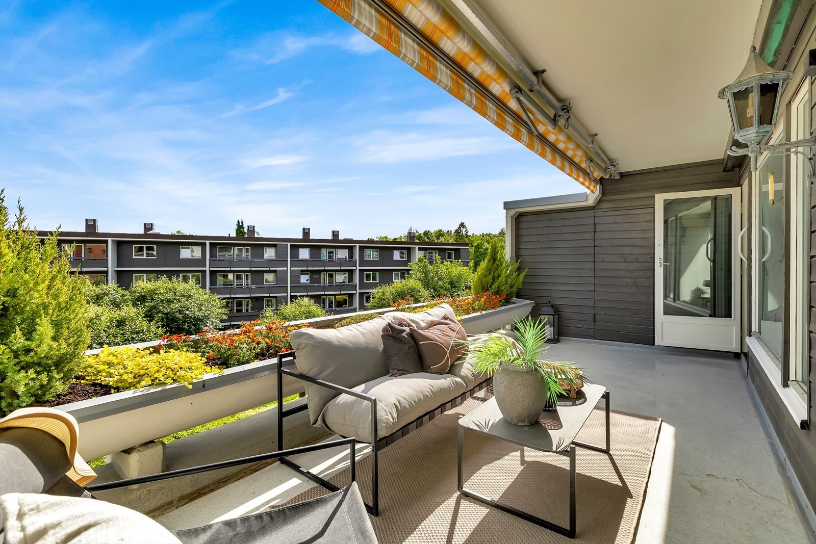 Praktisk bod på balkongen for oppbevaring. Galleribilde