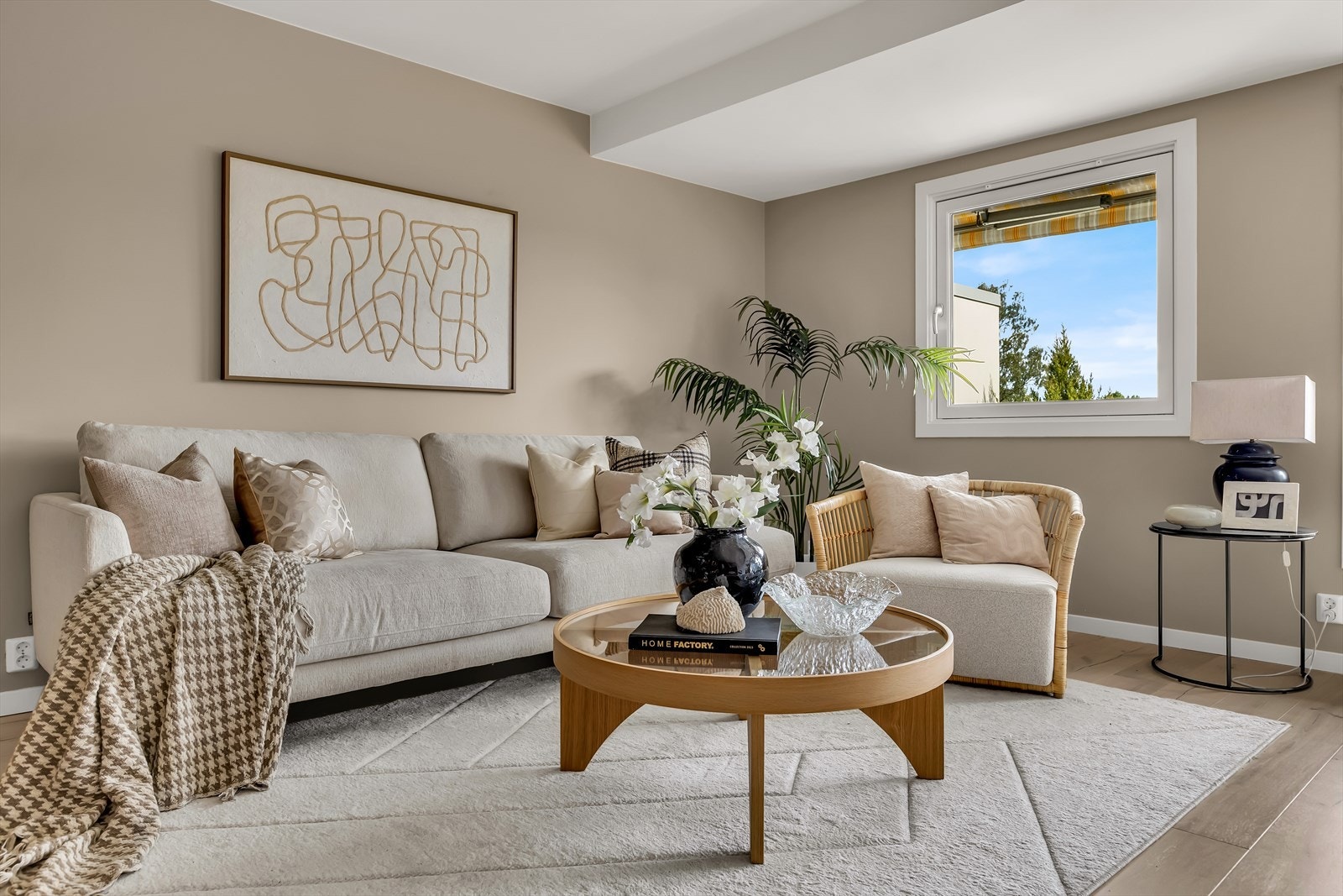 Lys og romslig stue. Galleribilde