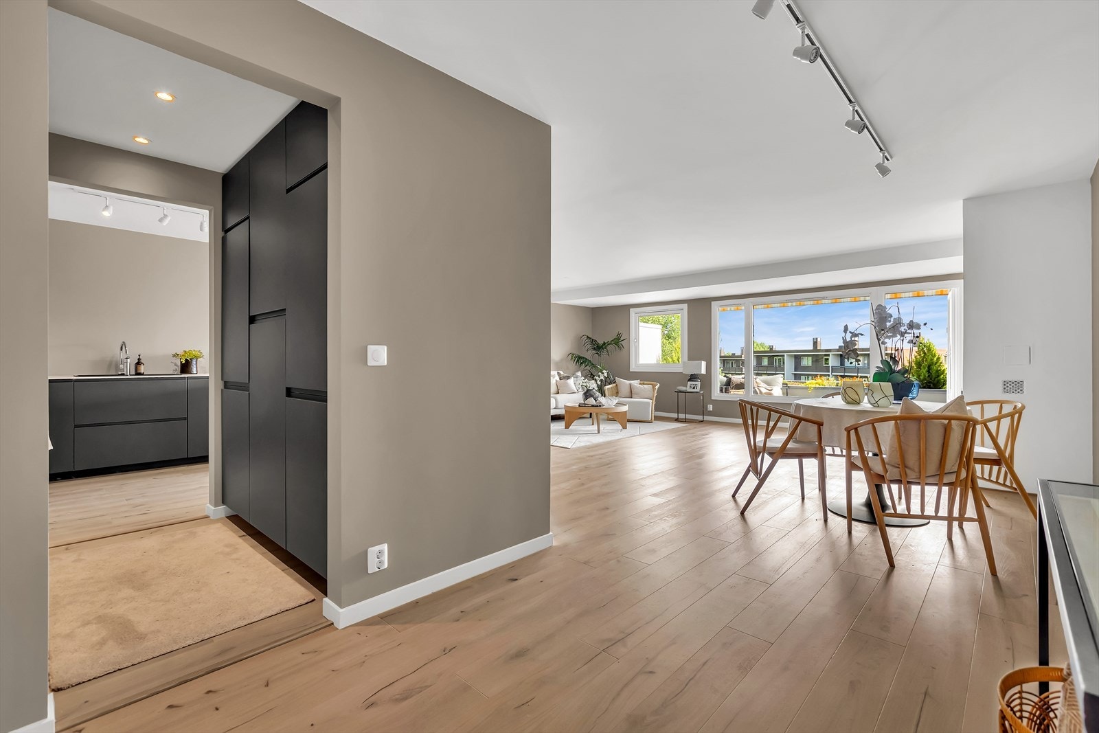 Leiligheten er pusset opp med gjennomtenkte løsninger og flotte materialvalg. Galleribilde