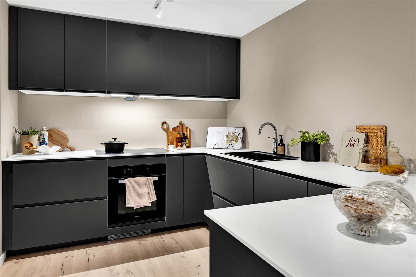 Kjøkkenet har godt med benk- og skapplass. Galleribilde