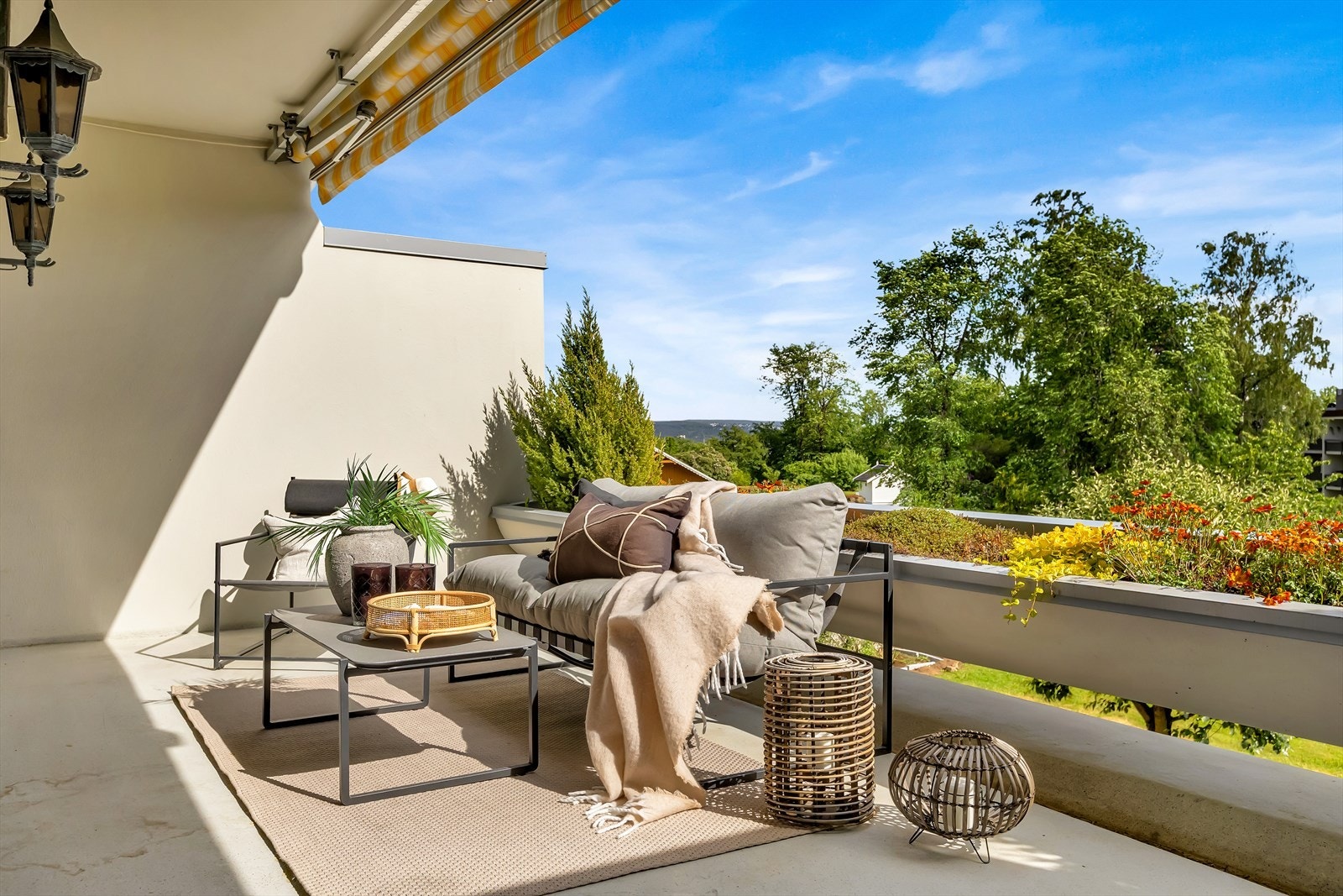 Balkongen blir en forlengelse av stuen i sommermånedene. Galleribilde