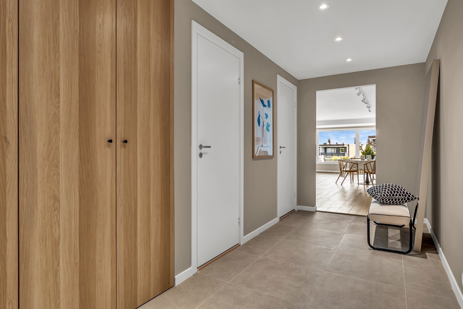 Lekkert entré som gir et godt førsteinntrykk av leiligheten. Galleribilde