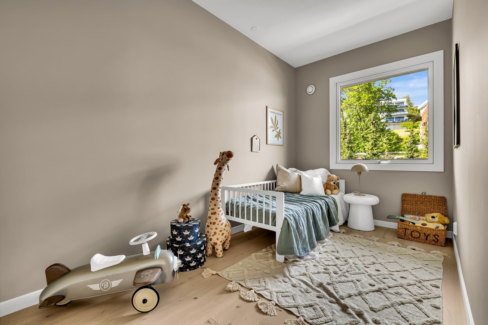 Leilighetens tredje soverom egner seg godt som gjesterom, barnerom eller hjemmekontor, og tilbyr fleksible bruksområder etter behov. Galleribilde