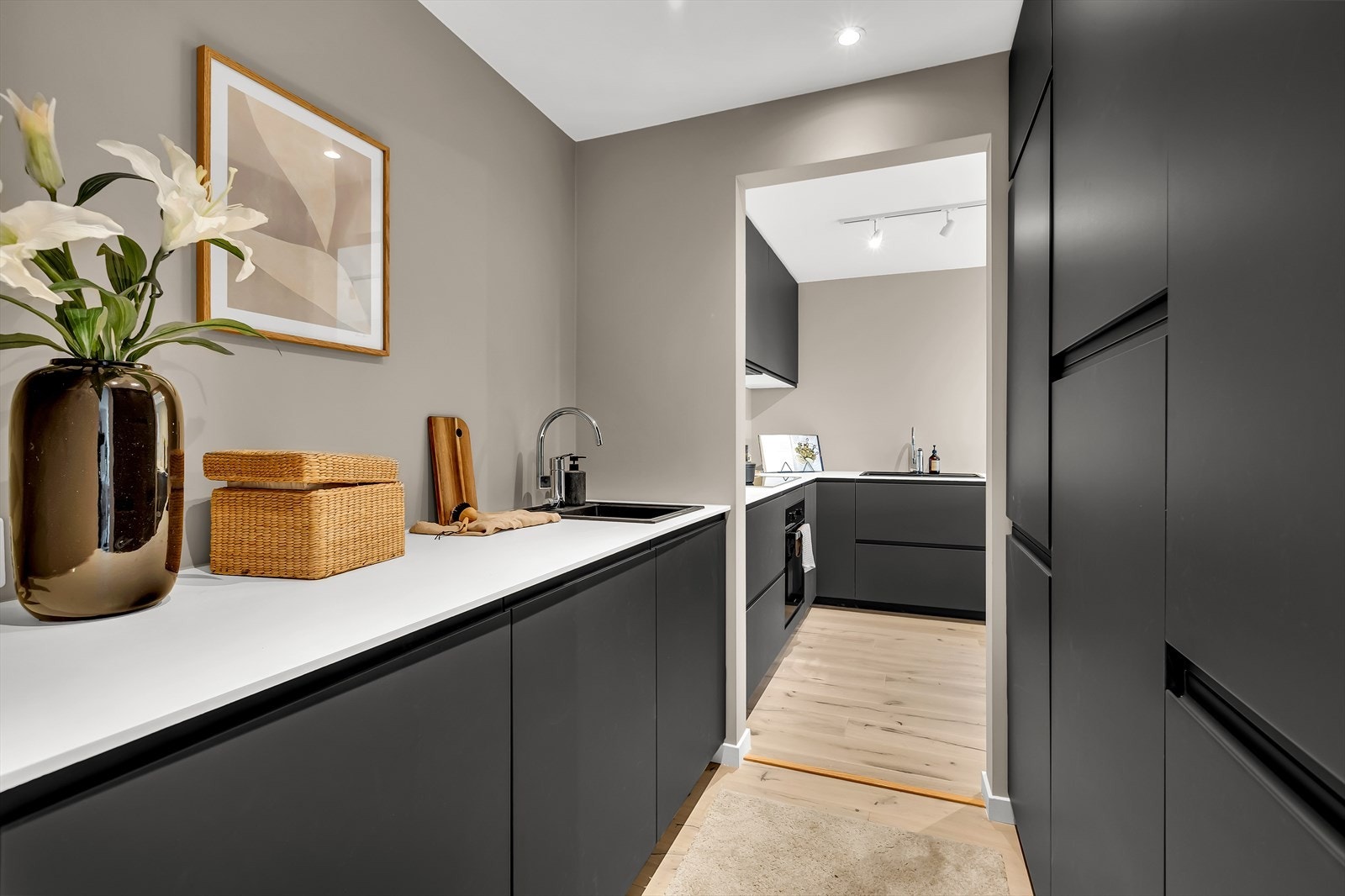 Her har du ekstra vask og masse skapplass. Galleribilde