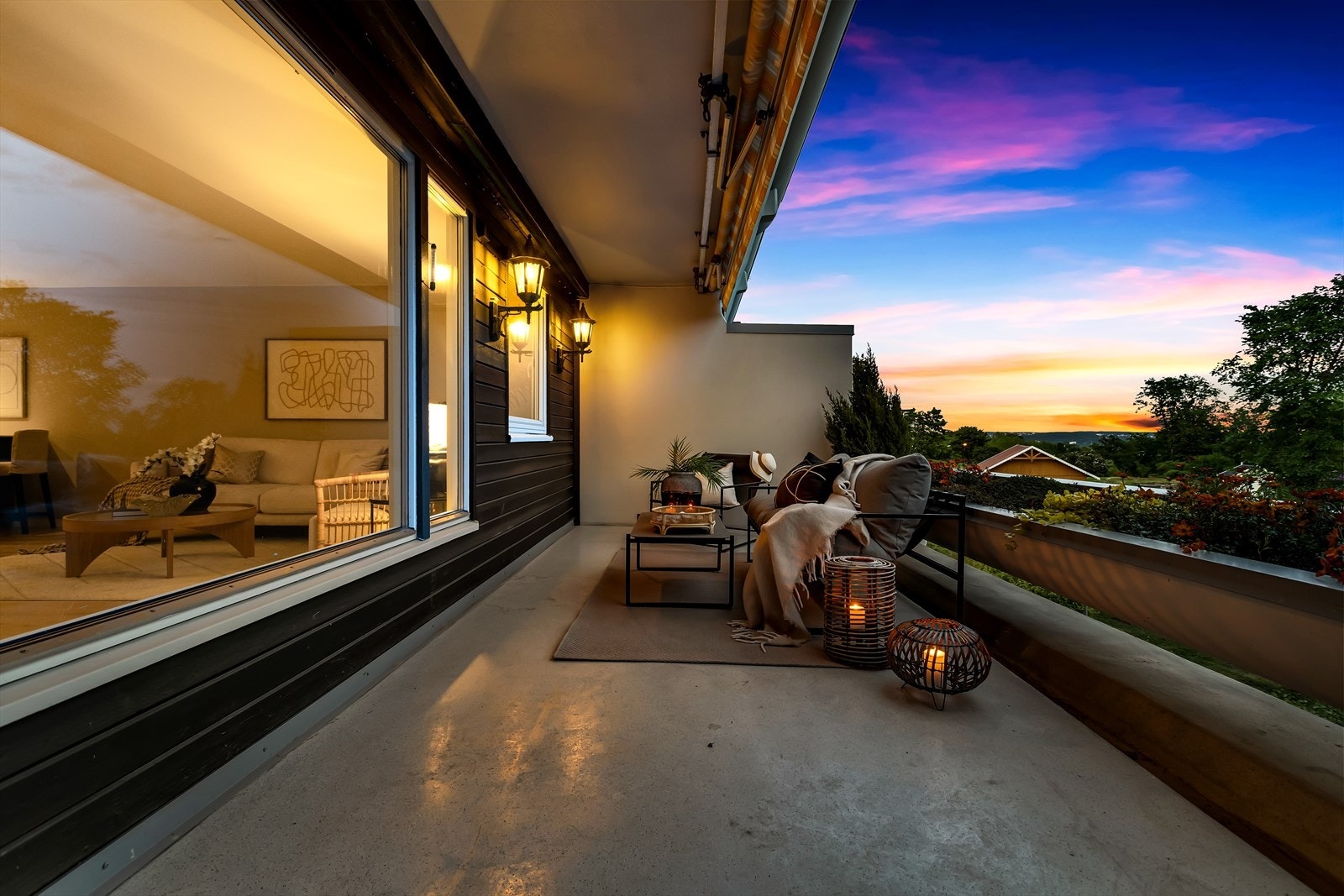 Balkongen ligger i direkte tilknytning til stuen og har en romslig utforming med god plass til utemøbler, grill og øvrig møblement etter behov og ønske. Galleribilde