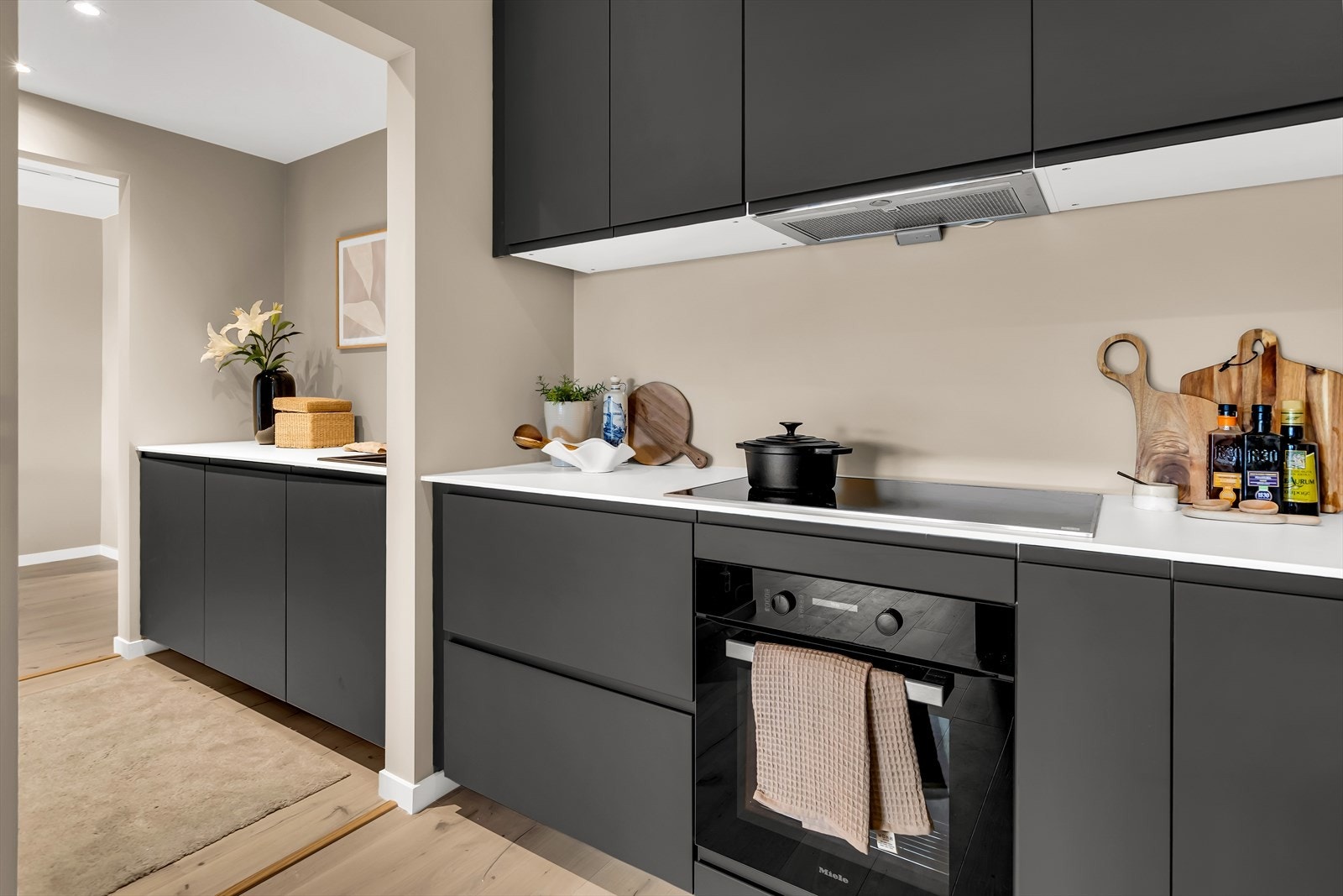 I tilknytning til kjøkkenet ligger praktisk grovkjøkken. Galleribilde