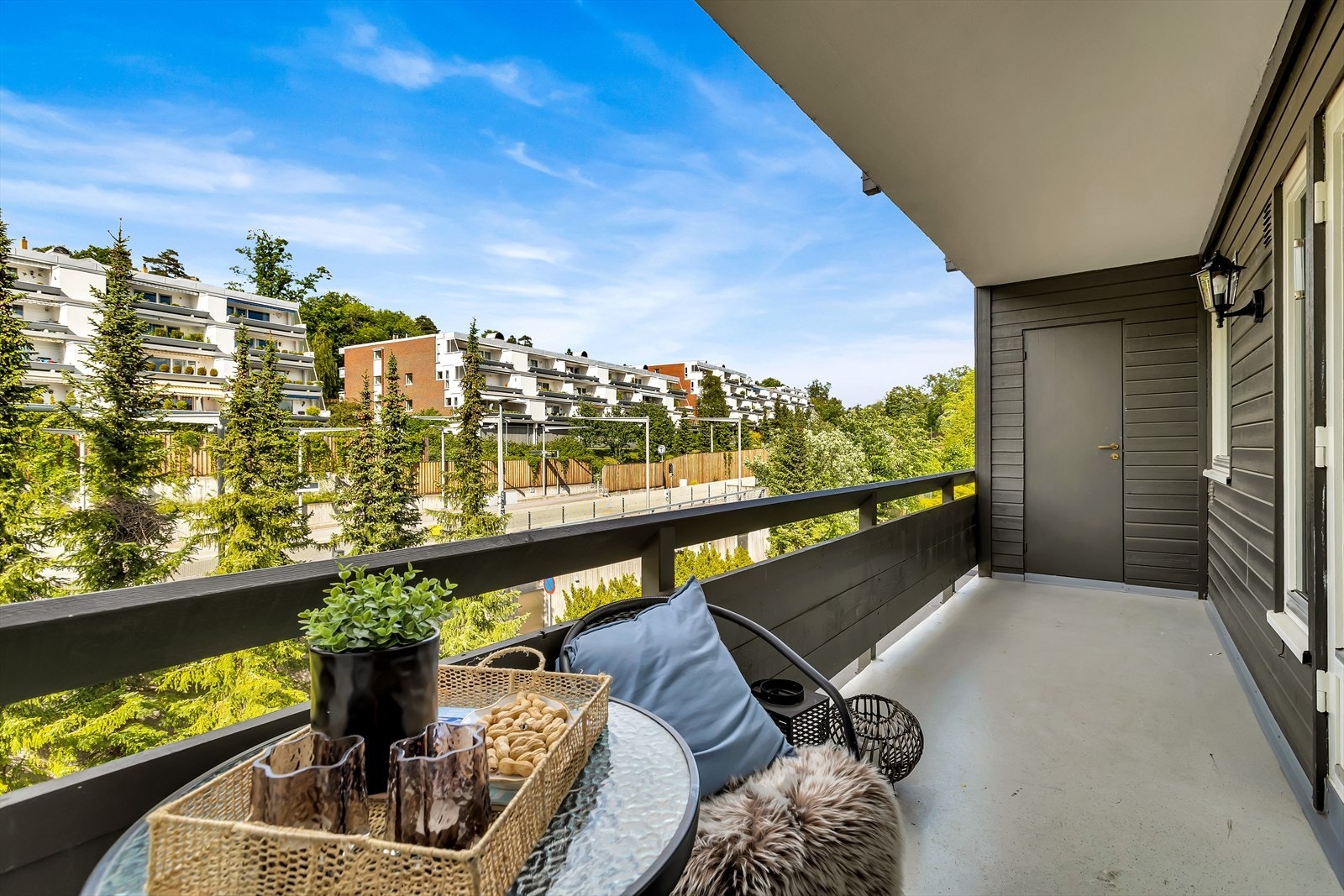 Balkongen har adkomst fra tv-stuen og er praktisk utstyrt med en utvendig bod for ekstra oppbevaringsplass. Galleribilde