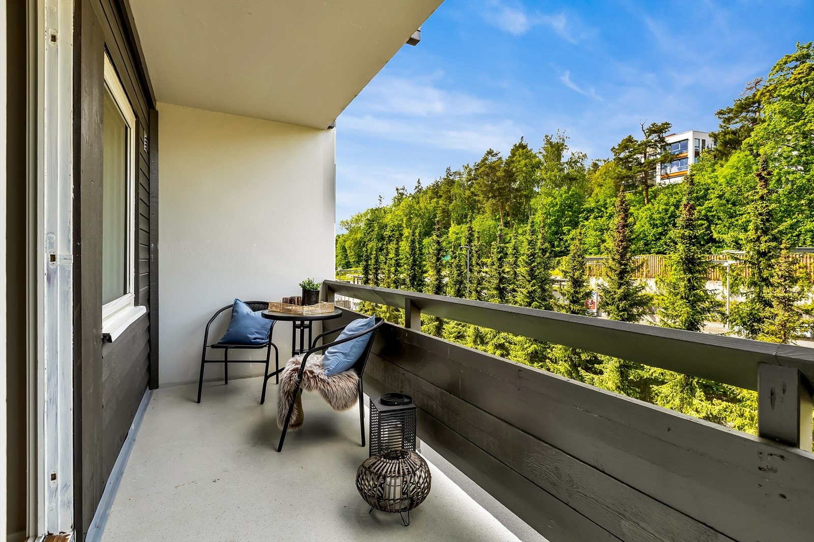 Med uteplasser på begge sider av leiligheten er det sol fra morgen til kveld - ideelt for å nyte lange, lyse sommerdager. Galleribilde