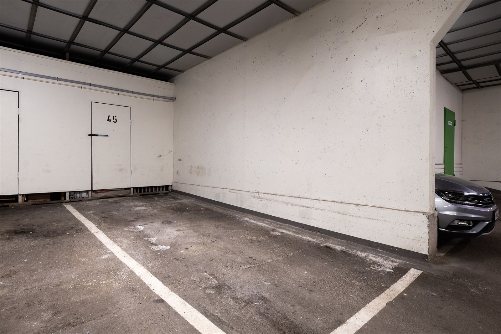 Parkering i felles garasje. Galleribilde