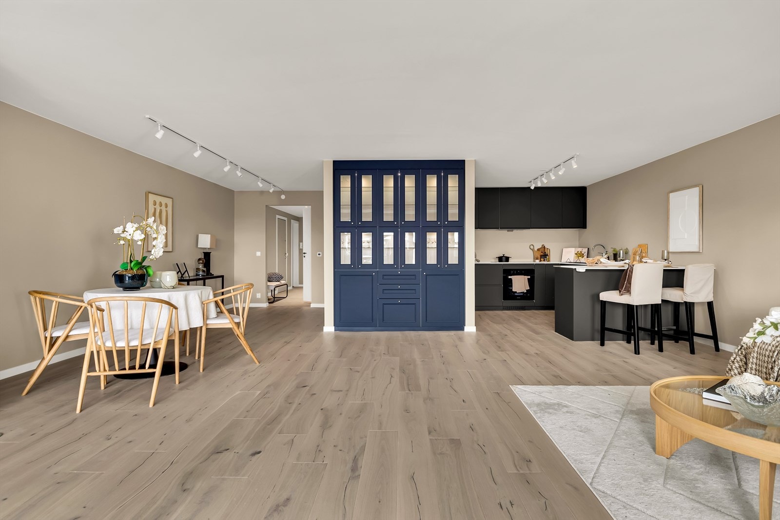 Den åpne løsningen gir en sosial og god romfølelse i leiligheten. Galleribilde