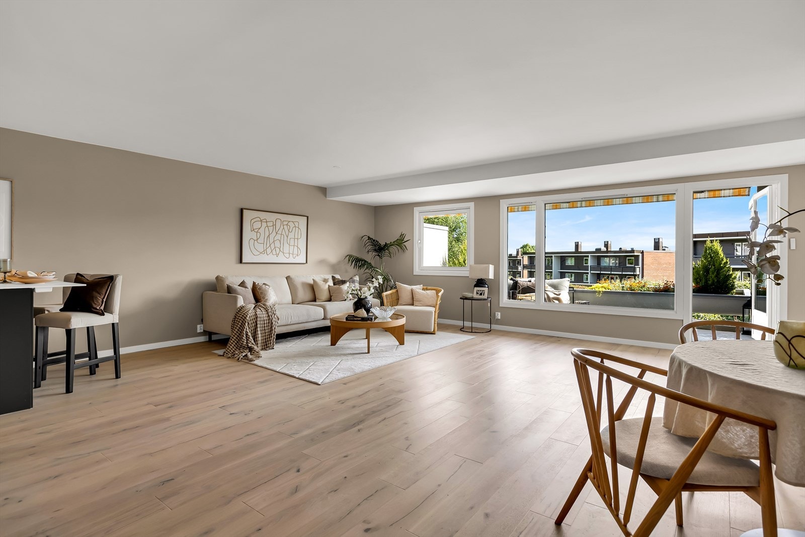 Boligen er malt i delikate fargevalg og har parkett på gulv. Galleribilde