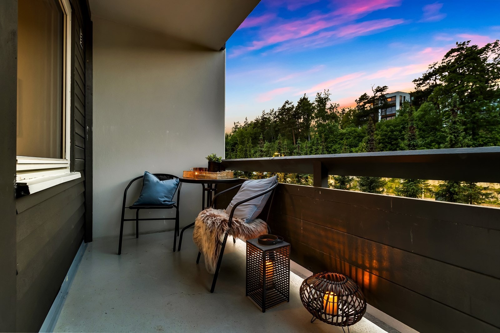 Kveldsstemning på balkongen. Galleribilde