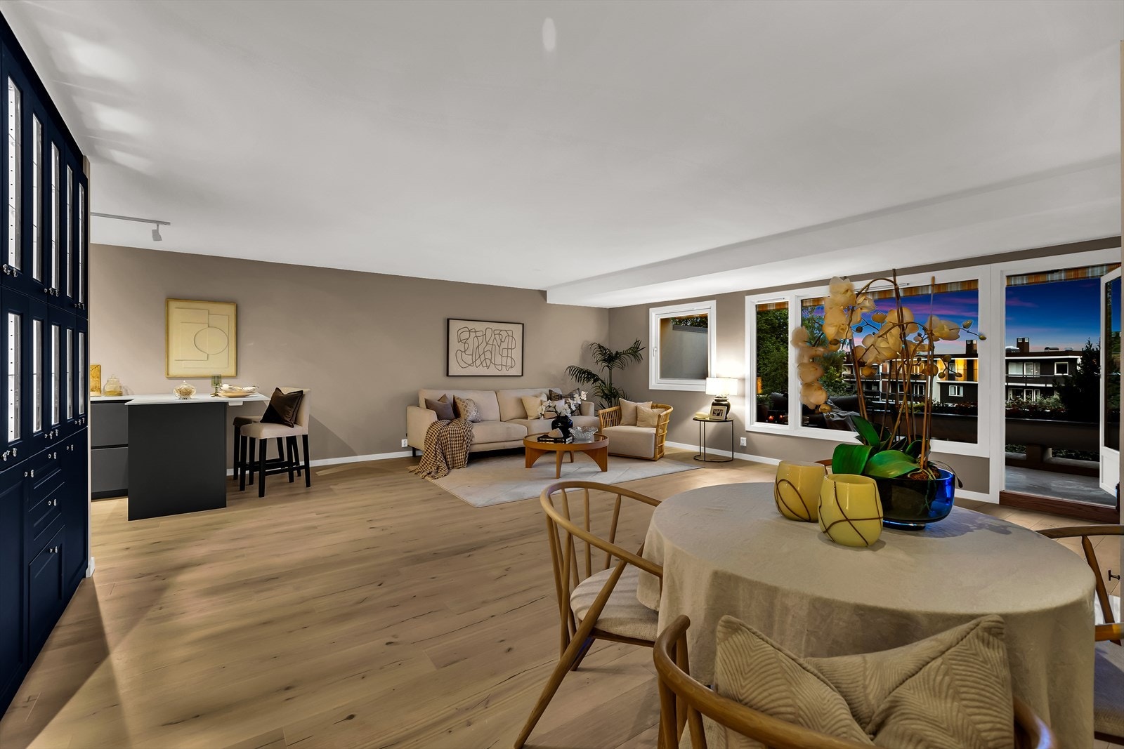 En lekker og nyoppusset leilighet med 2 solrike balkonger, heis og garasjeplass i lukket anlegg. Galleribilde