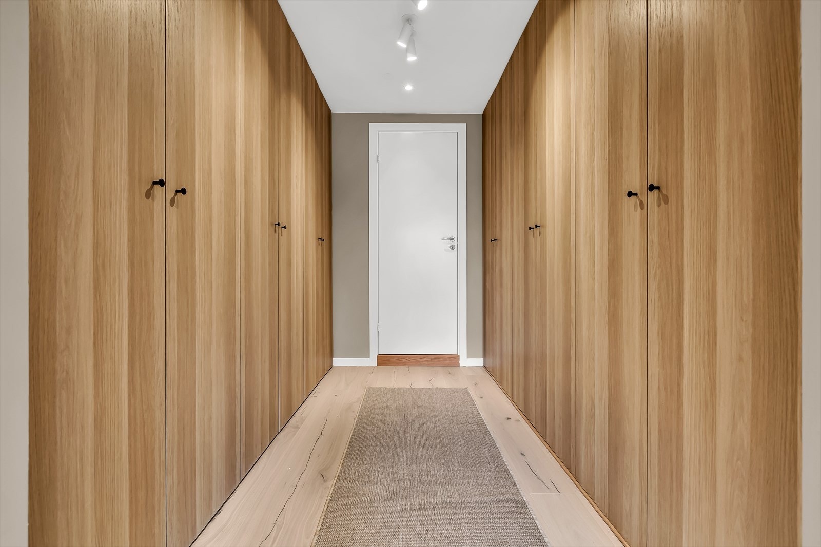 Her har du stor plassbygget garderobe og inngang til bad. Galleribilde