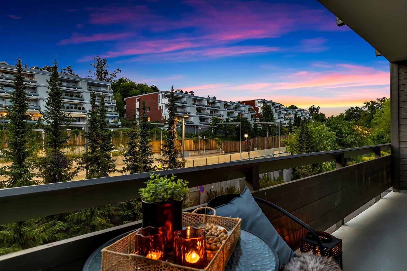 Rett i nærheten av boligen ligger T-banestoppet Åsjordet, med avganger omtrent hvert kvarter i retning sentrum - en praktisk løsning for en effektiv reisehverdag. Galleribilde