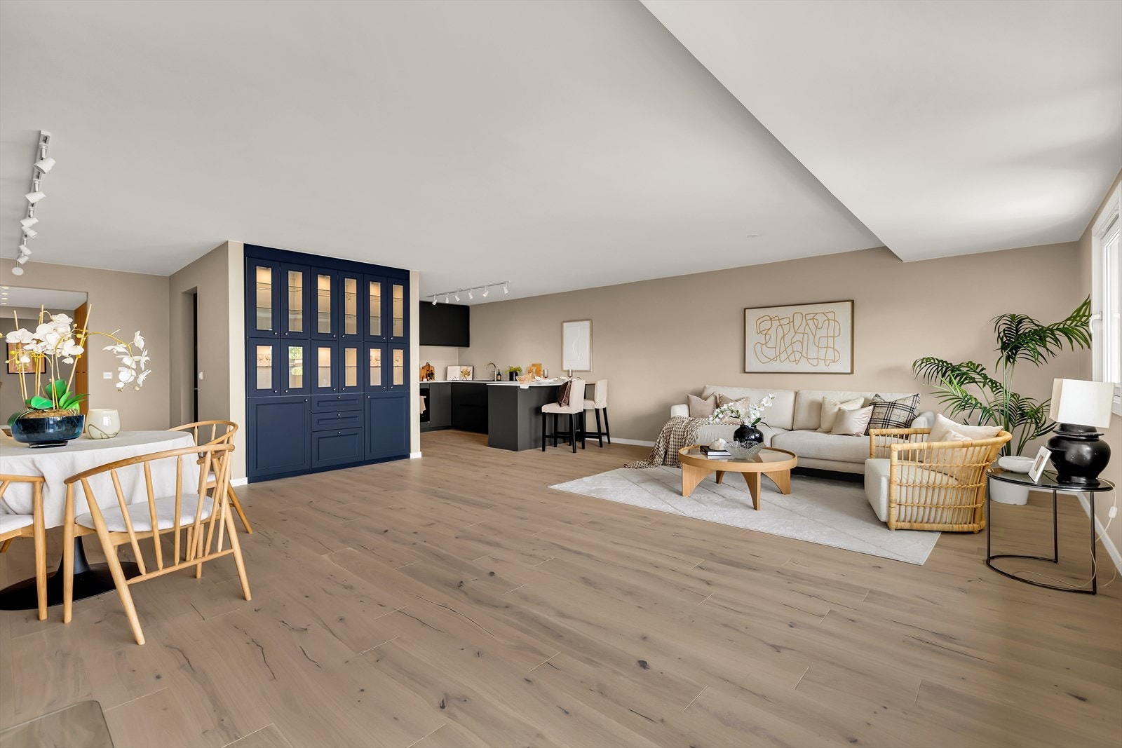 Rommet har god plass til både sofagruppe, spisebord og annet møblement, noe som gir stor fleksibilitet i innredningen. Galleribilde