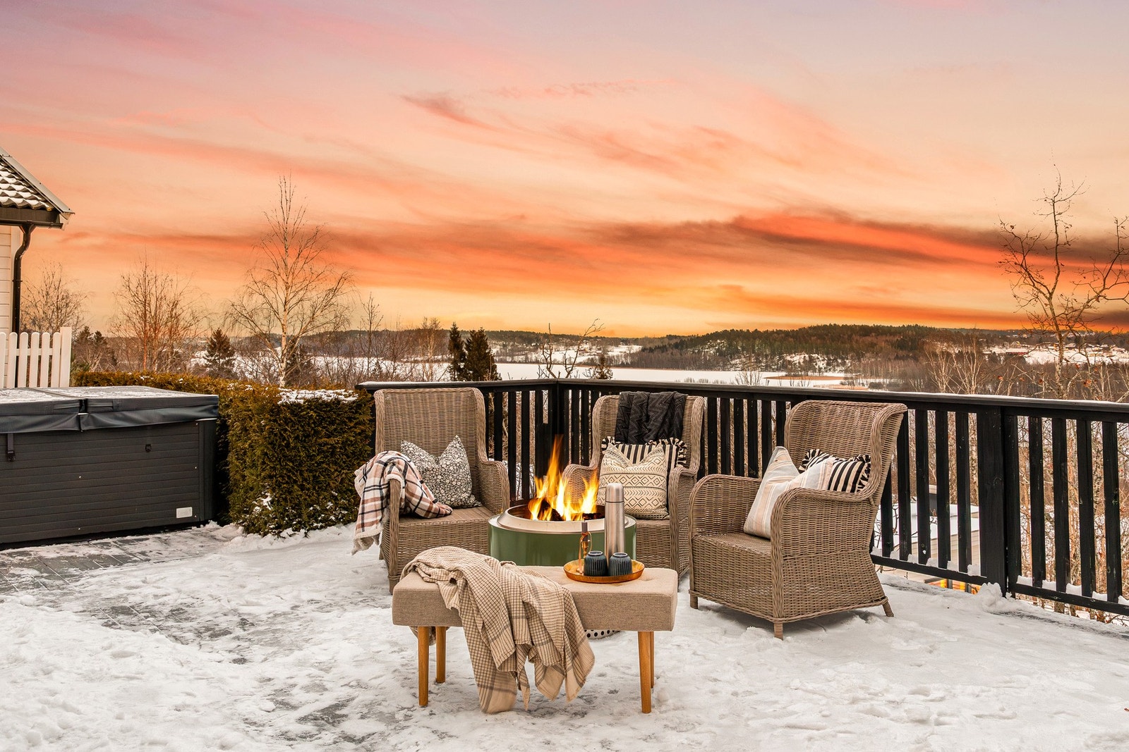 Flere flotte uteplasser, nydelig utsikt til Akersvannet og sol hele dagen! Galleribilde