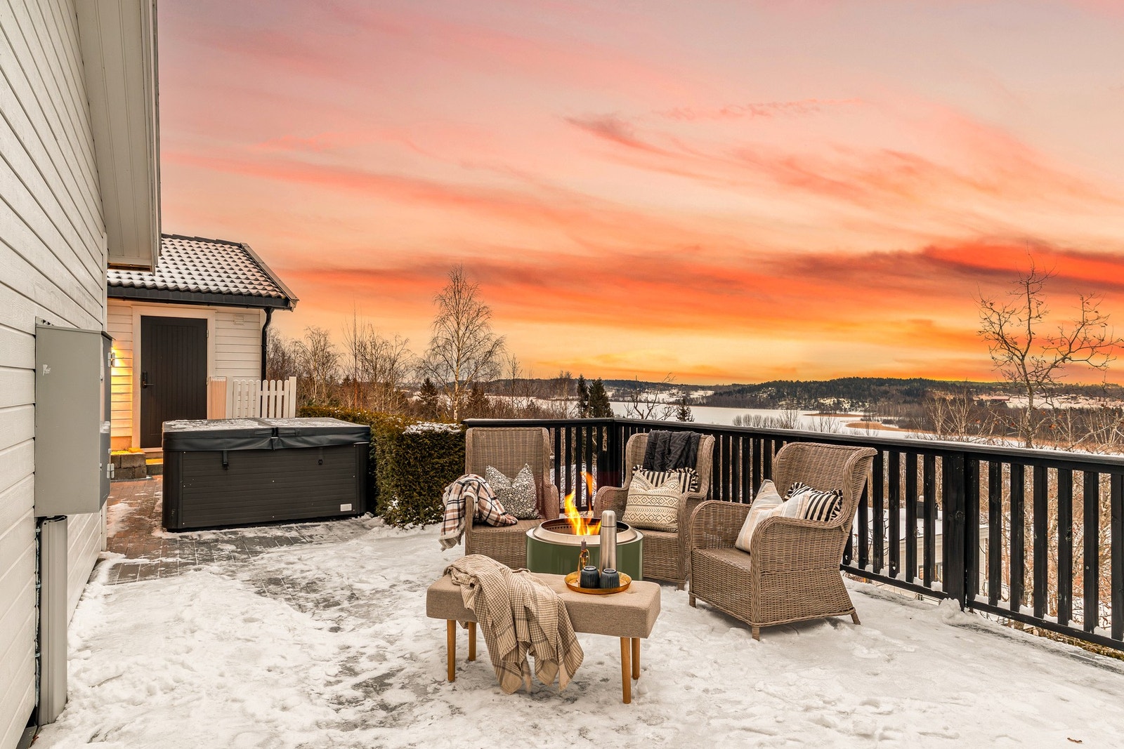 Stor, usjenert uteplass Galleribilde