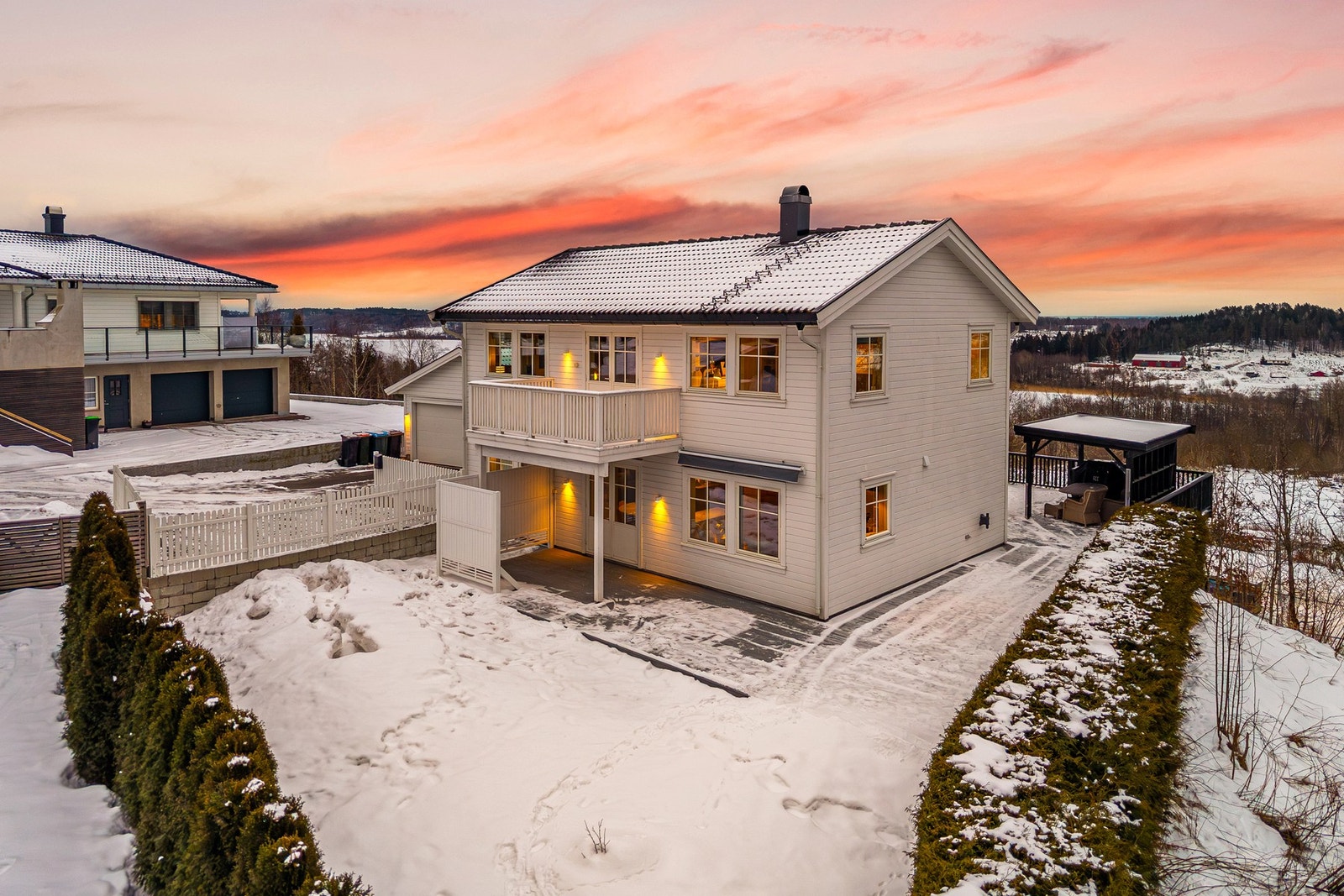 Rikelig med plass rundt boligen hvor barna kan utfolde seg Galleribilde