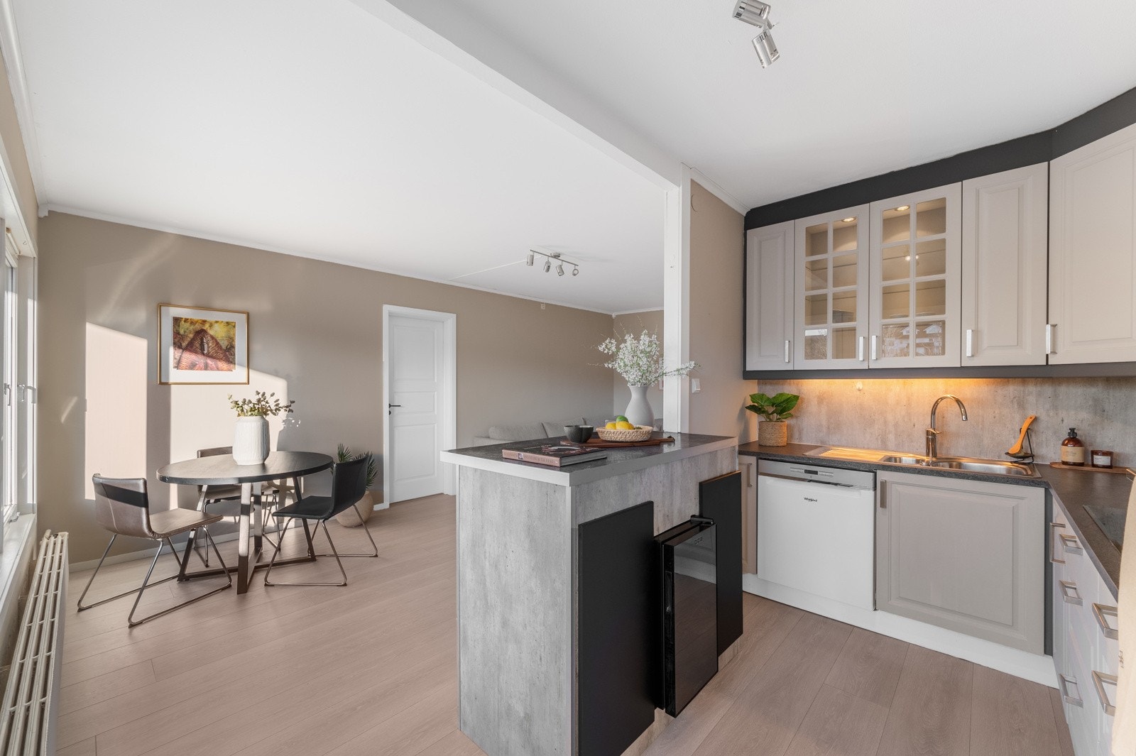 Arealet på kjøkkenet er godt utnyttet, noe som er gjennomgående for leiligheten. Galleribilde