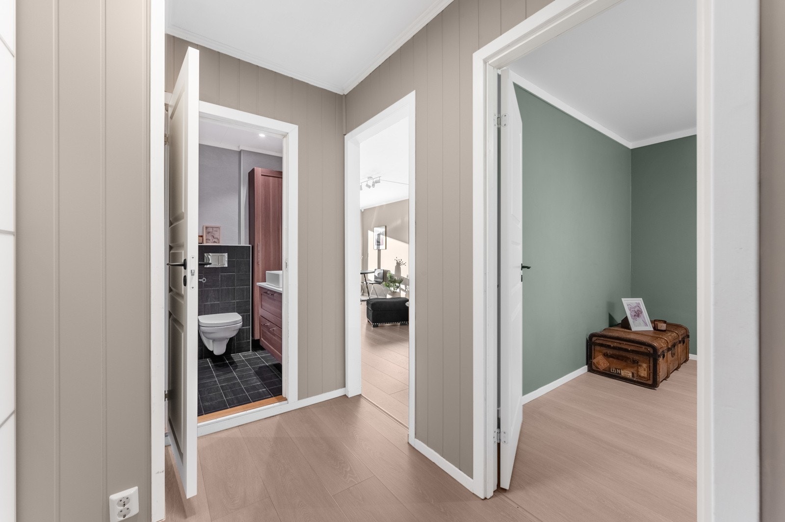 Fra mellomgangen er det adkomst til soverom nr. 1, badet og vider inn i resten av leiligheten. Galleribilde