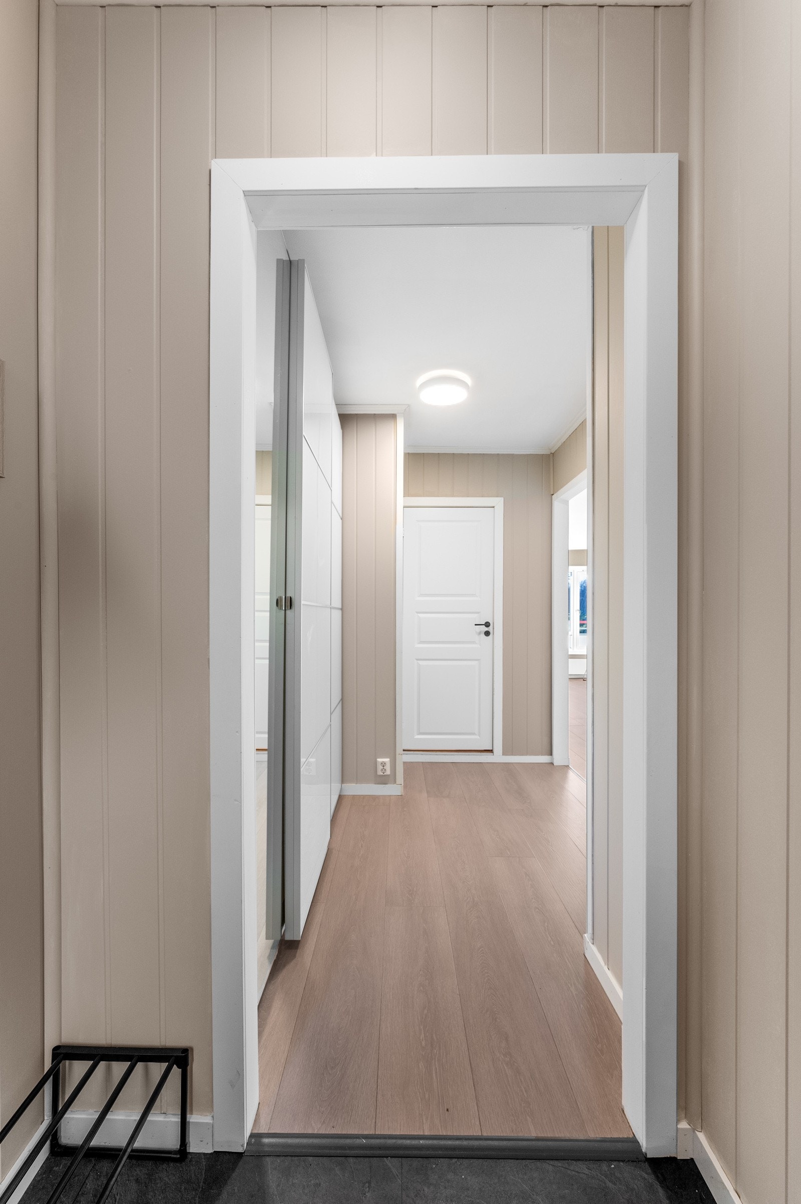 lys, nymalt entrè med plass til skohylle og oppheng for yttertøy! Galleribilde