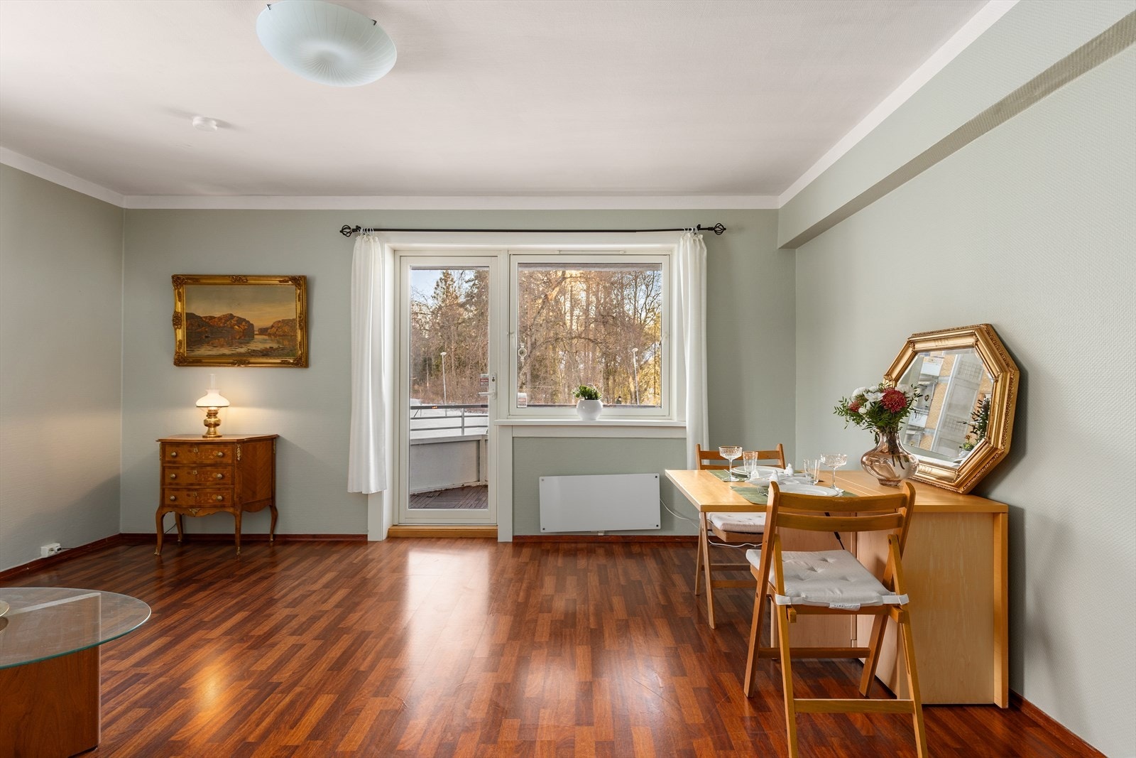 Fra stuen er det utgang til en sydvendt og solrik balkong på ca 6 m². Galleribilde