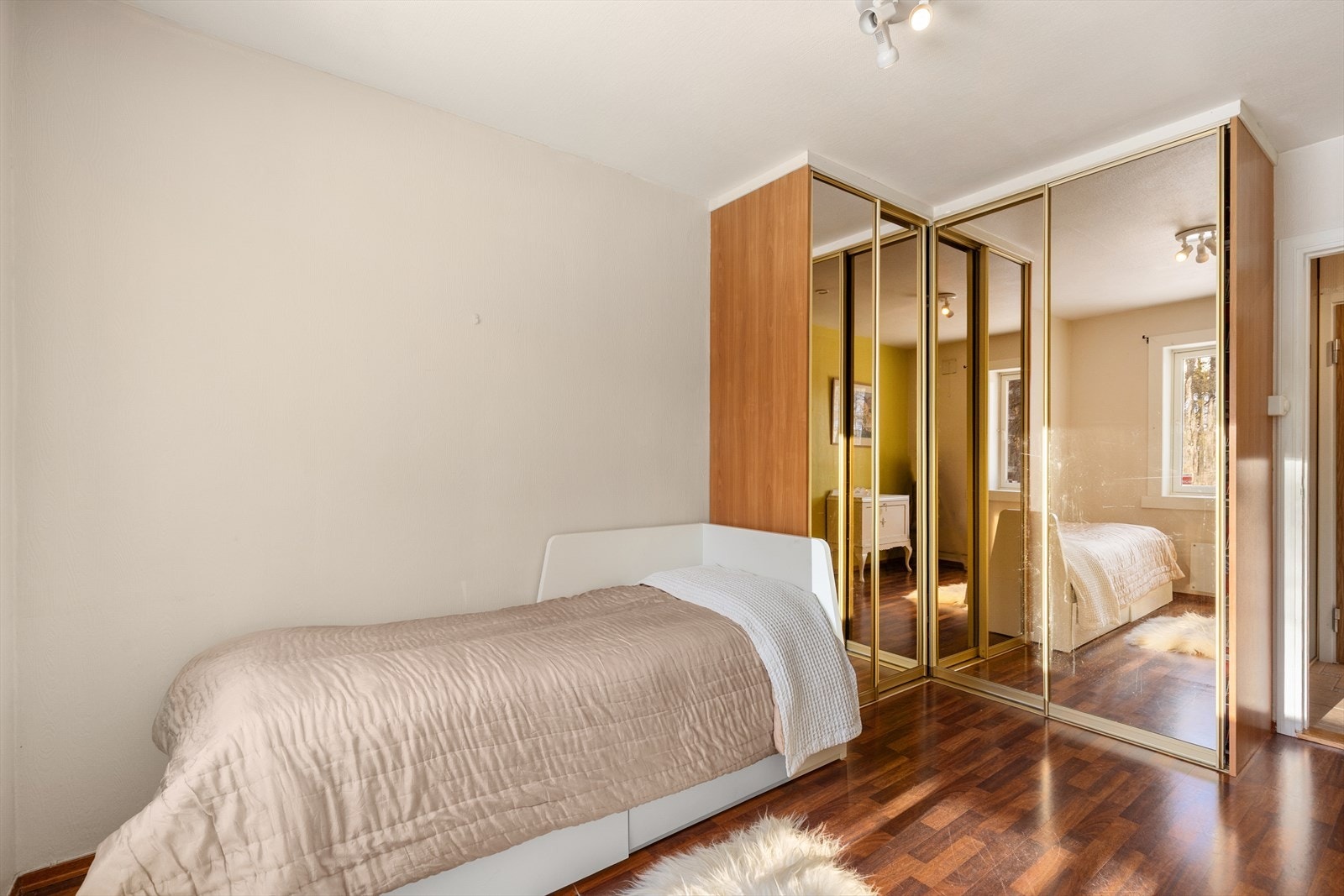 I tilknytning til soverommet er det en bod som gir ekstra god plass til oppbevaring. Boden kan fint gjøres om til omkledningsrom og har adkomst fra både soverom og entré. Galleribilde