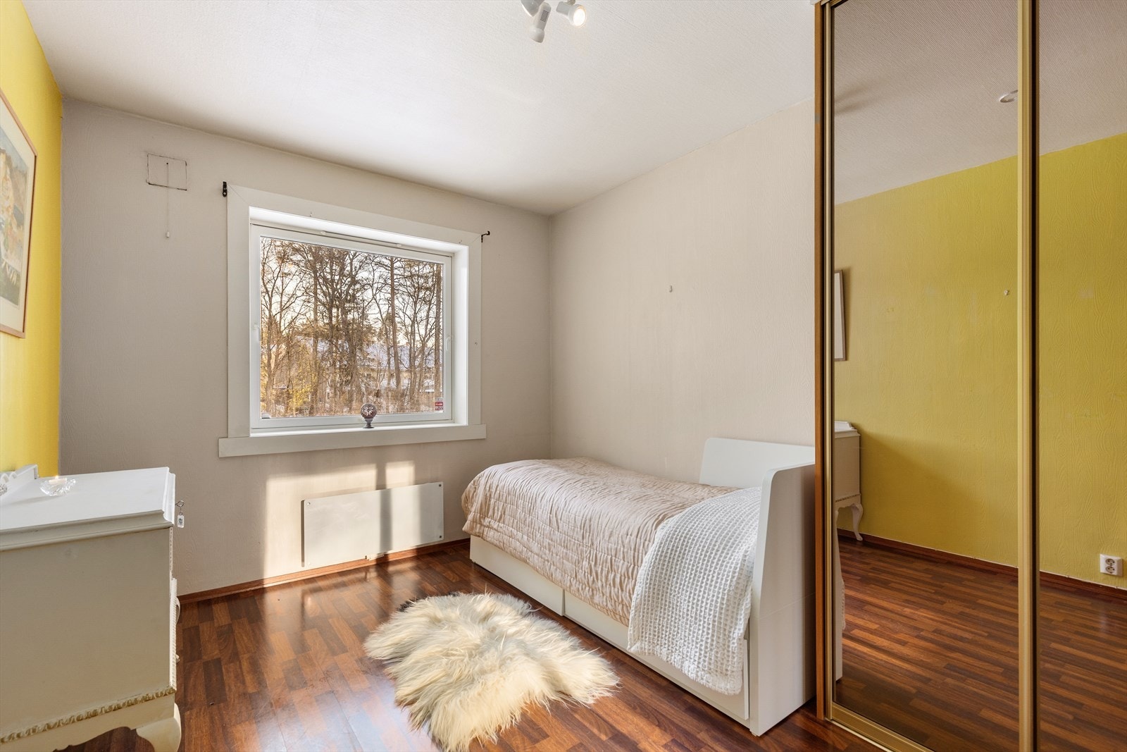 Boligens soverom har god plass til dobbeltseng, nattbord og garderobeskap. Rommet vender ut mot rolige omgivelser og har utsyn mot grøntarealer. Galleribilde