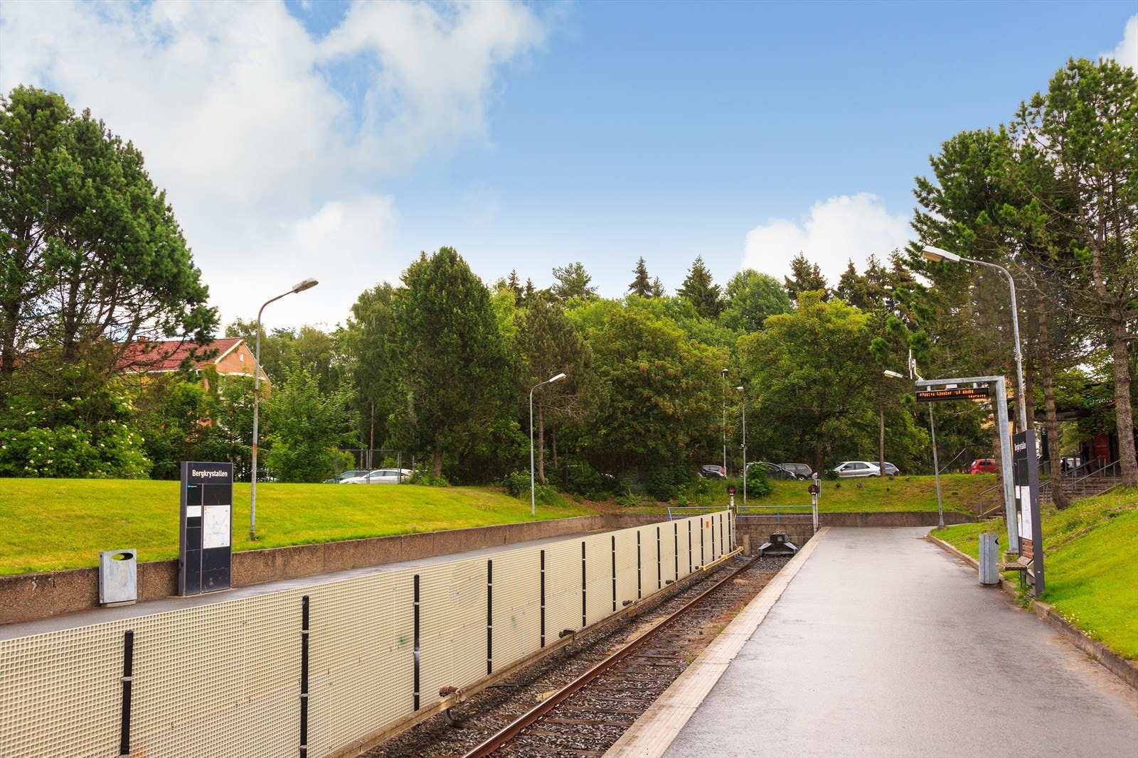 Det er kun ett minutts gange til Bergkrystallen. Her går linje 4 Vestli-Majorstuen og linje 1 Frognerseteren. Galleribilde