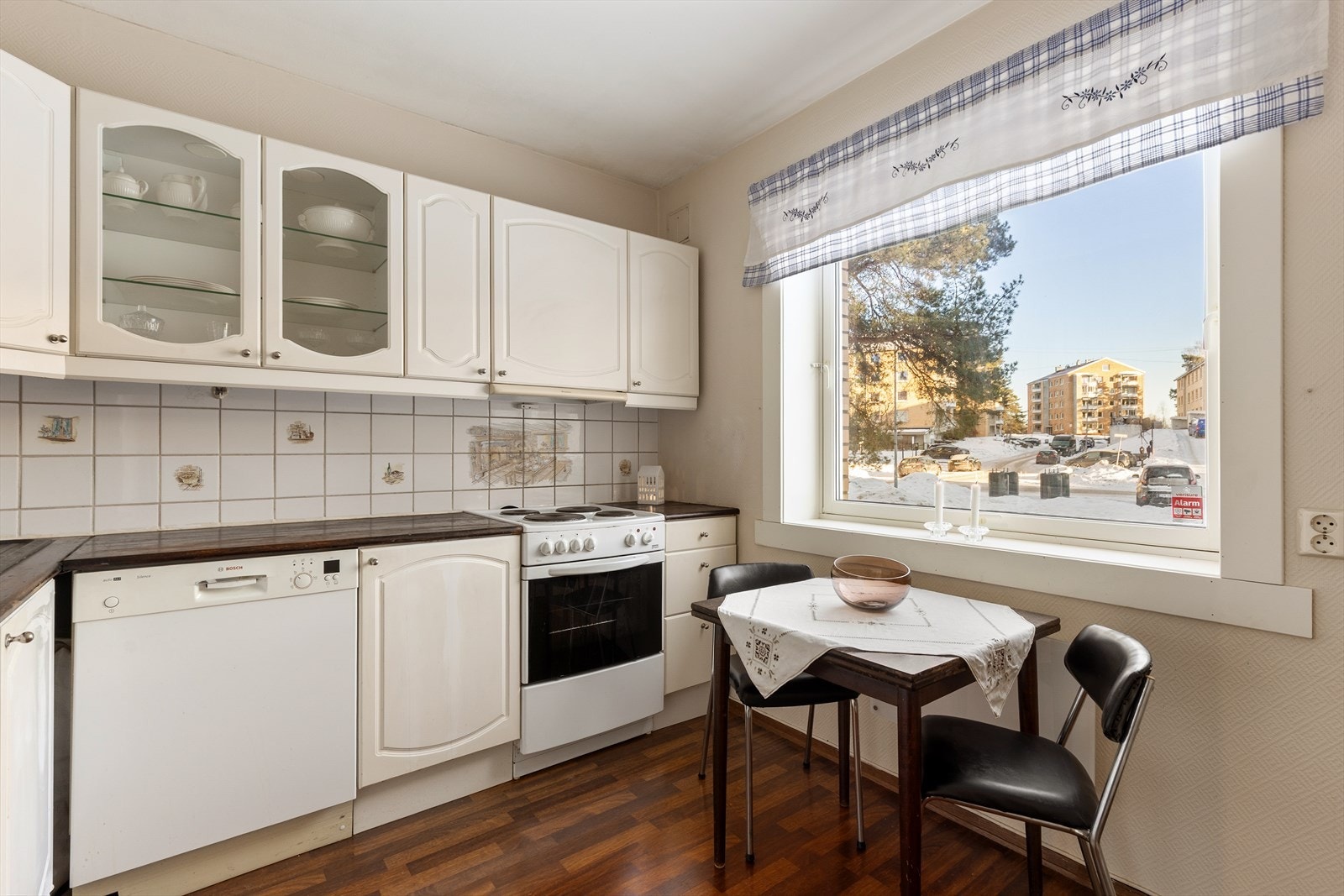 Innredningen har profilerte fronter fra IKEA, benkeplate i heltre og skyllekum i plastkompositt. Galleribilde