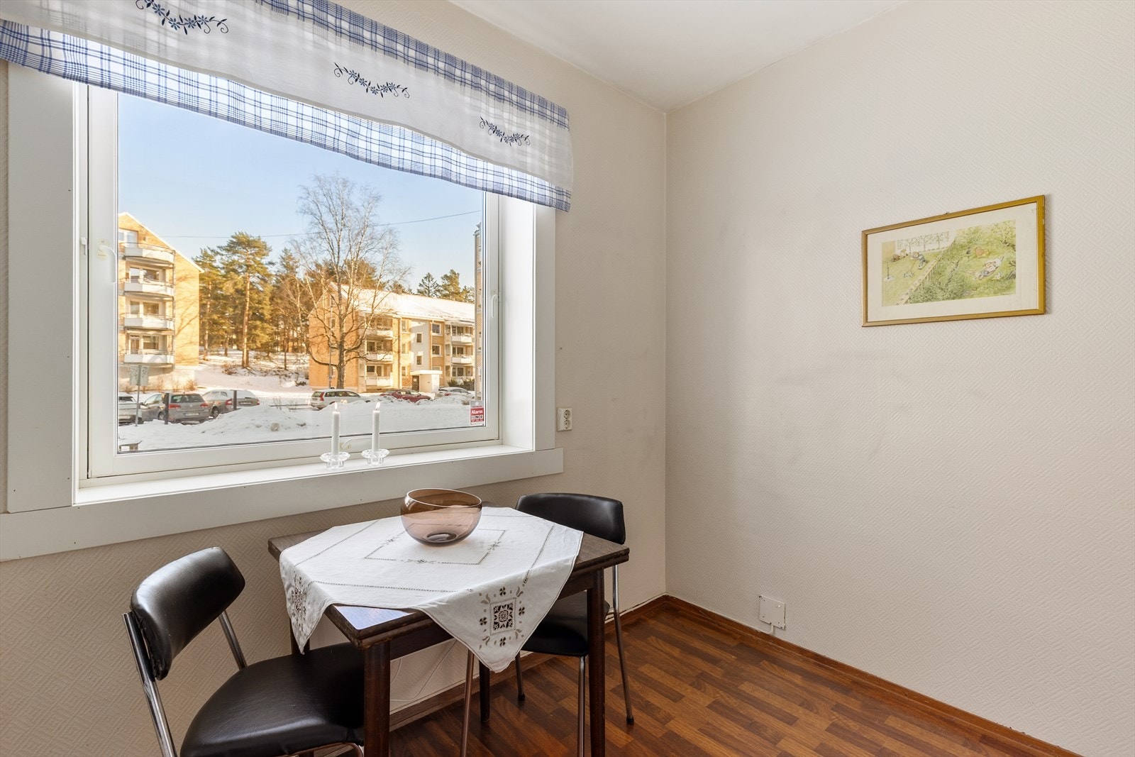 Her er det god plass til spiseplass, samtidig som planløsningen gir gode muligheter for å utvide kjøkkenet med mer benkeplass og oppbevaring. Galleribilde