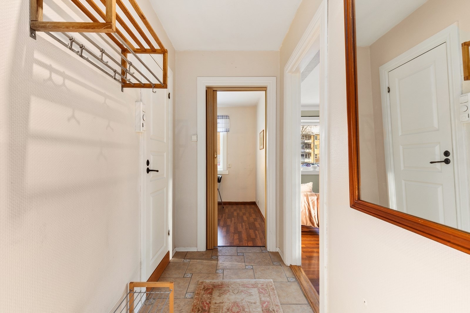 Velkommen inn, godt innenfor blir man møtt av et romslig inngangsparti med god plass til å henge fra seg yttertøy og sette fra seg sko. Galleribilde