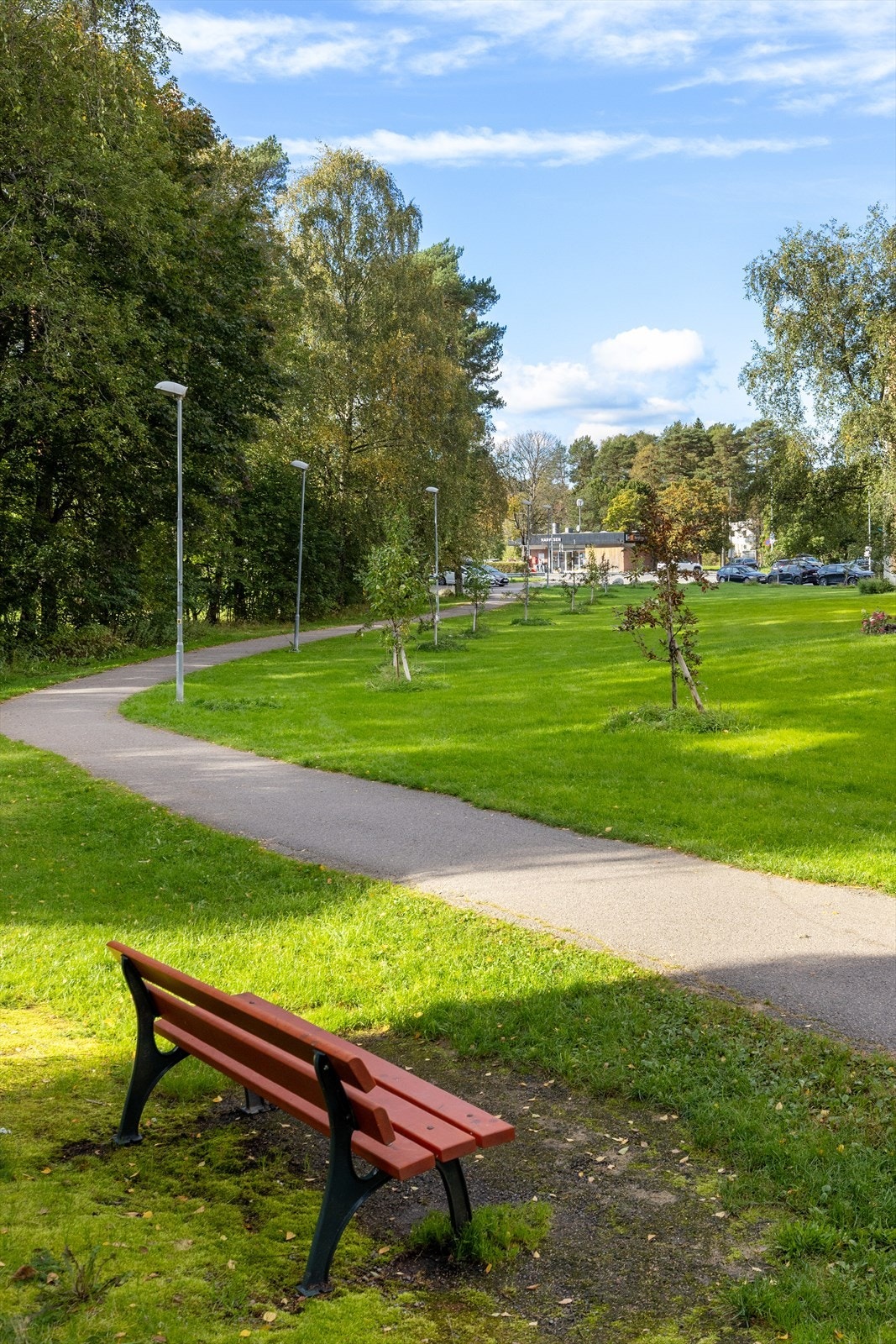 Fra leiligheten er det fine, asfalterte gangveier som tar deg til b.la T-banen (Bergkrystallen) og Rema 1000. Borettslaget har også flere pene fellesområder med sittebenker, lekeplass og grillplass. Galleribilde
