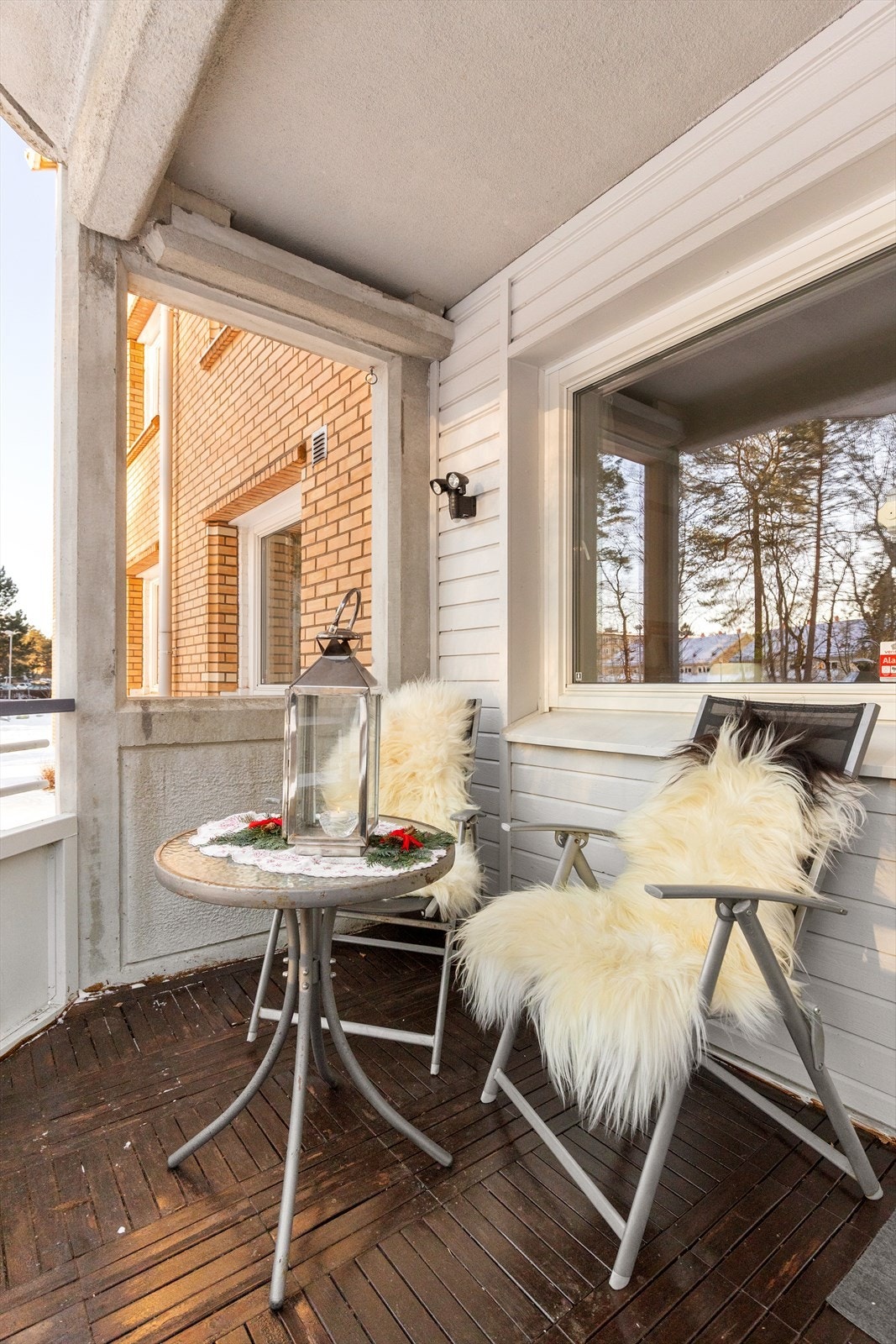 Det er god plass til sittegruppe og tilhørende møblement. Det er tillatt med gass- eller elektrisk grill. Galleribilde