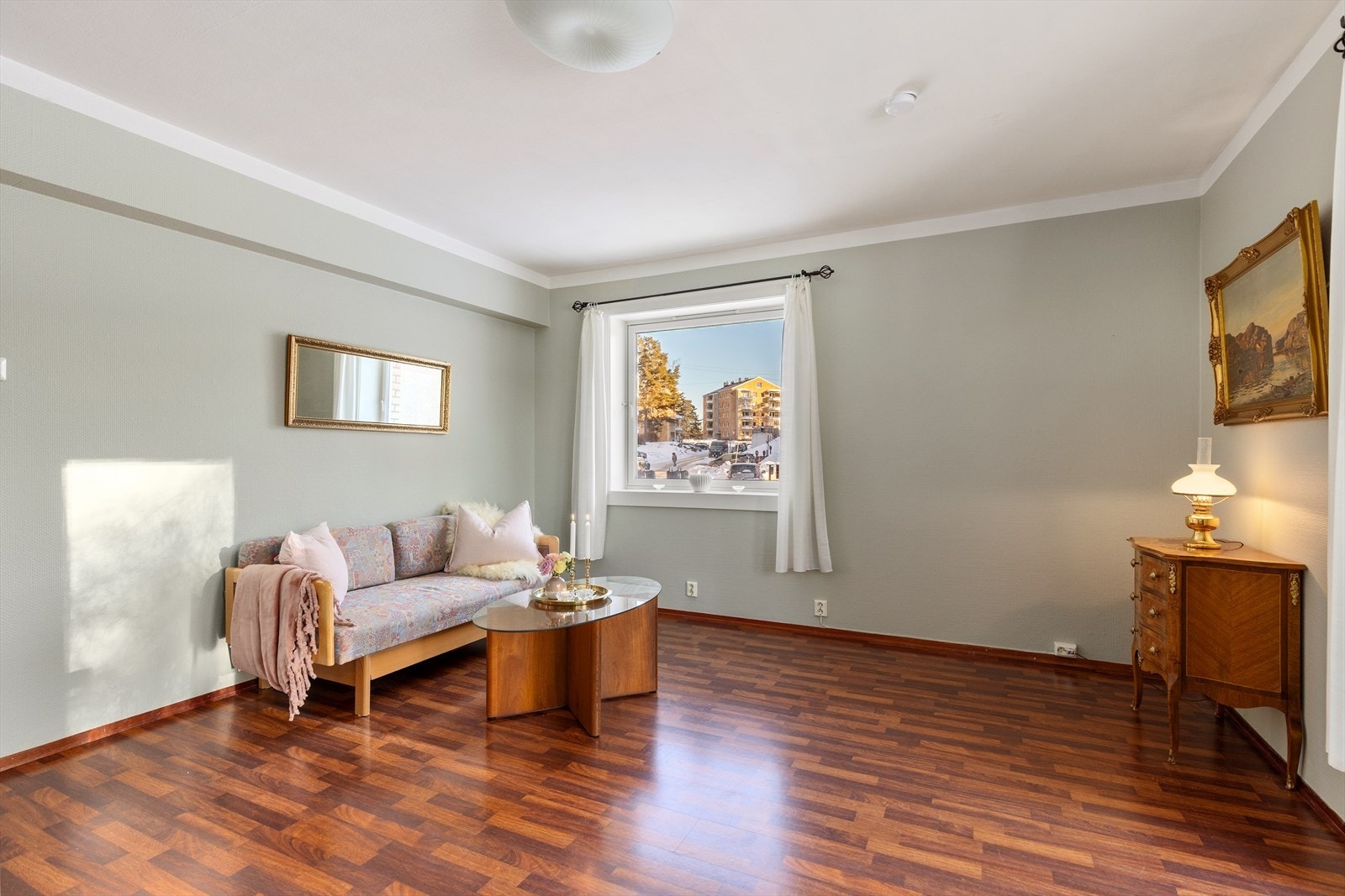 Gjennomgående og romslig stue med store vindusflater som bidrar til en luftig og god atmosfære i rommet. Galleribilde