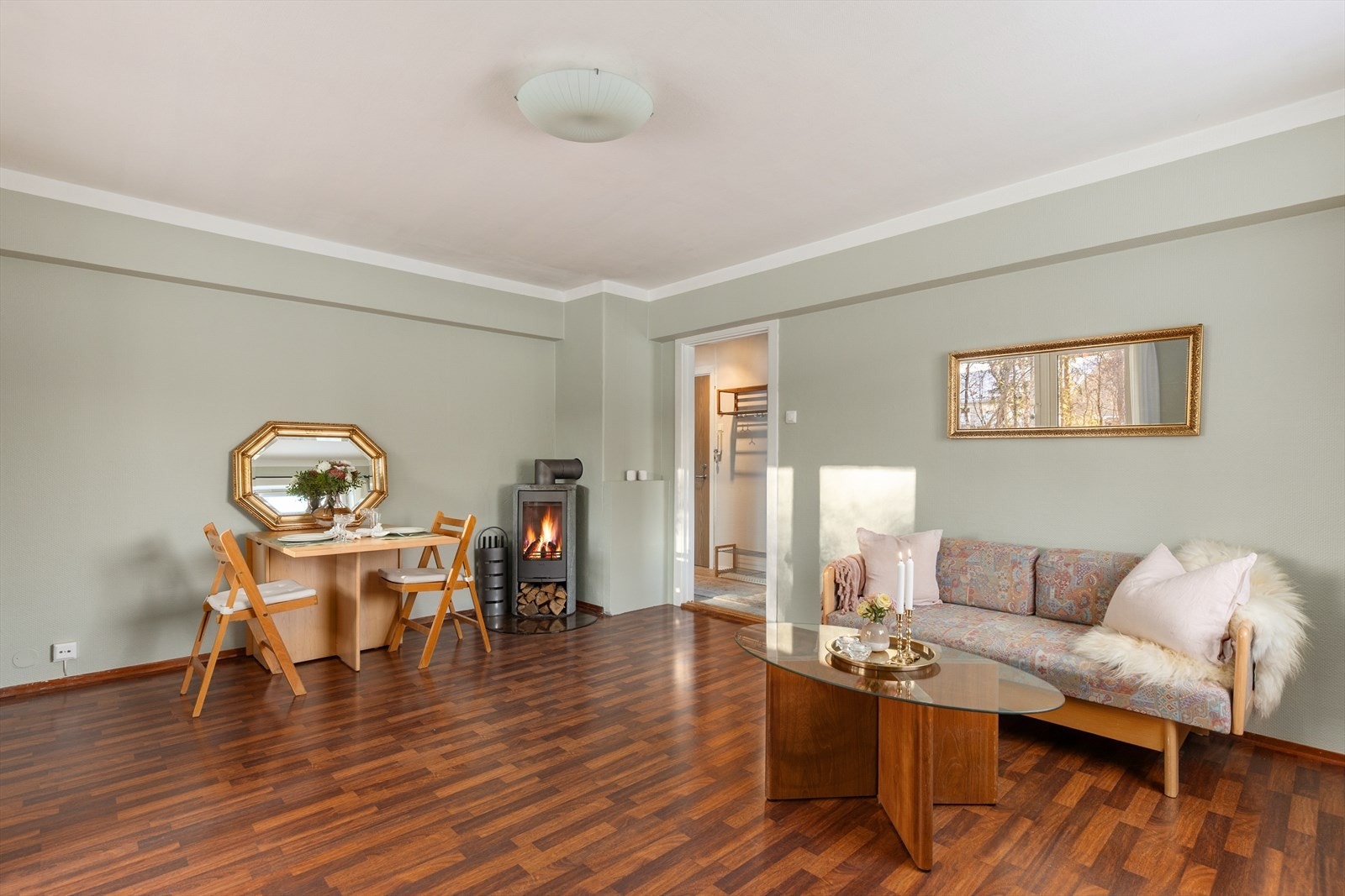 Stuen har gode møbleringsmuligheter med plass til både spisestuebord og sofagruppe. Peisovnen fra 2025 gir både en lun og trivelig stemning i stuen og sørger for effektiv og energibesparende oppvarming. Galleribilde