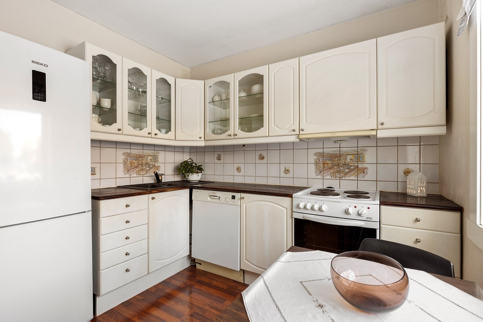 Kjøkkenet er adskilt og har en god størrelse. Kjøkkenets alder er ukjent, men fremstår modent for oppgradering og modernisering Galleribilde