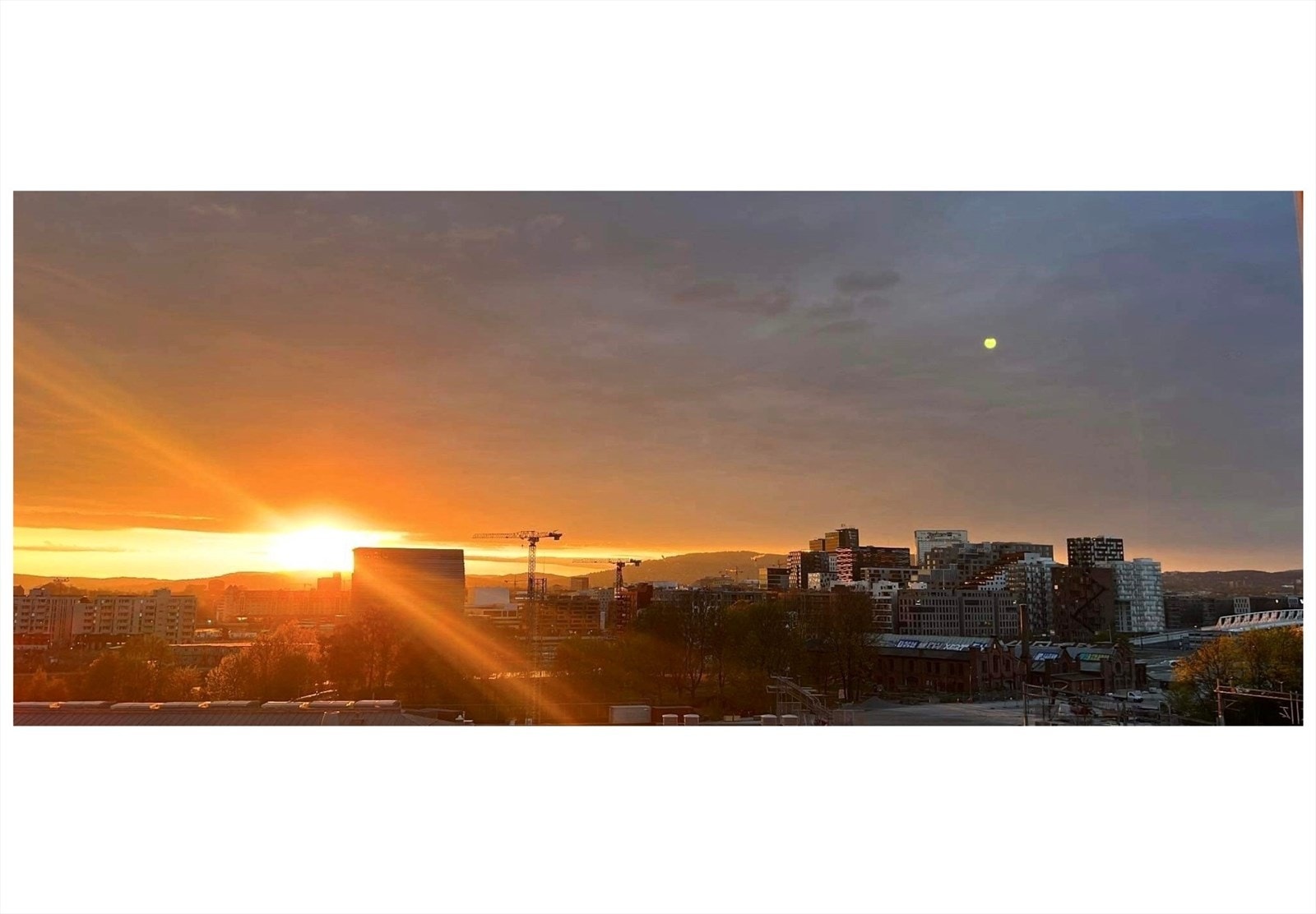 Solnedgang sett fra leiligheten om sommeren. (Selgers bilde) Galleribilde