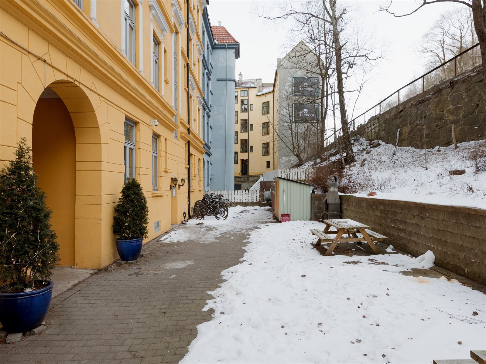 Sameiet har et hyggelig og pent opparbeidet gårdsrom med grill, sittegrupper, sykkelstativ og barnevognskur. Galleribilde