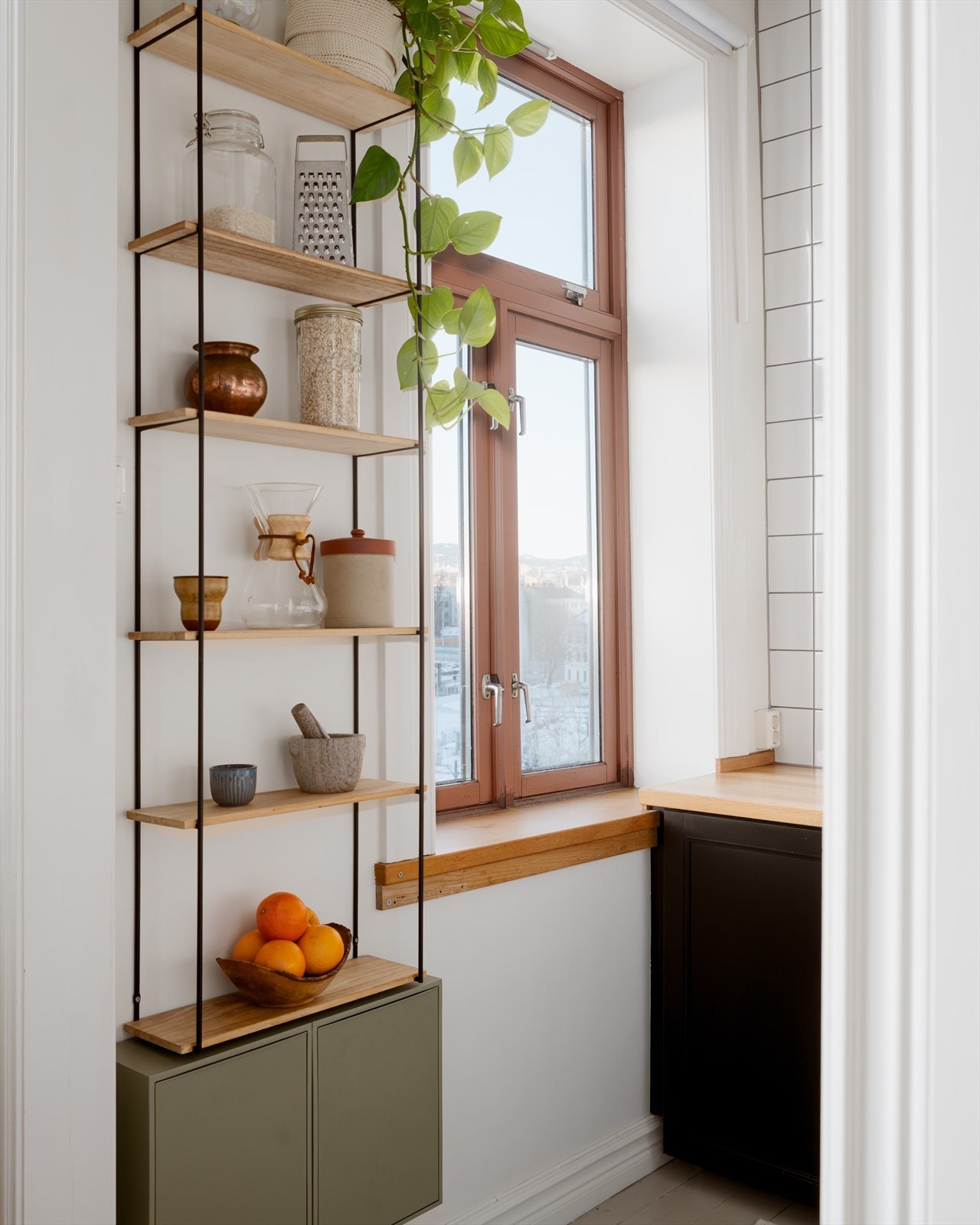 Koselig med vindu på kjøkken et som gir både godt lys, lufting og utsikt. Galleribilde