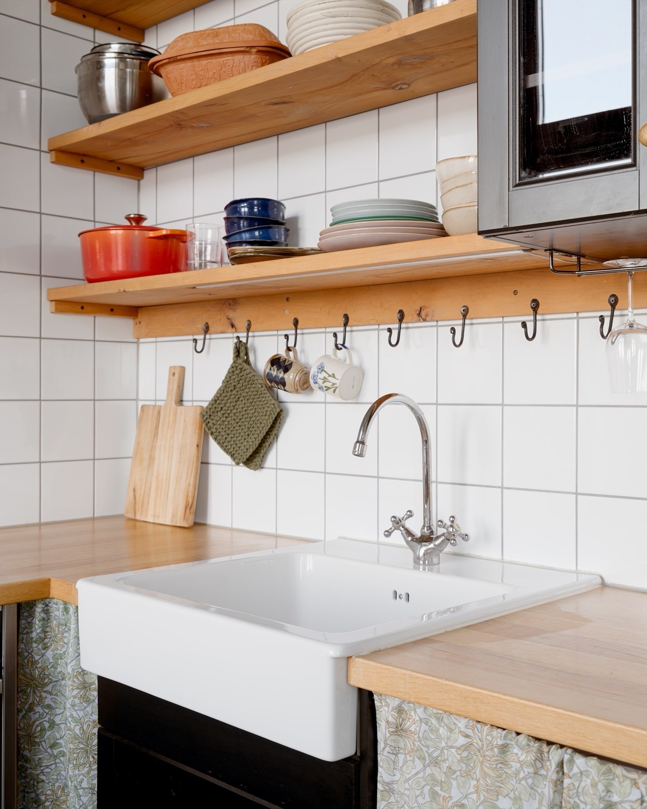 Kjøkkenet har integrert kjøleskap, induksjonstopp og stekeovn (ny i 2024), samt opplegg for vaskemaskin Galleribilde